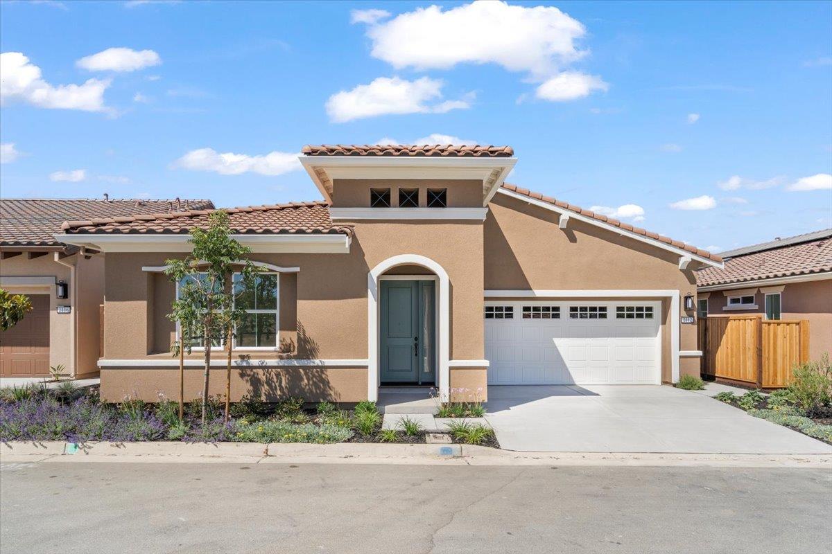 2112 Red Oak Drive — photo