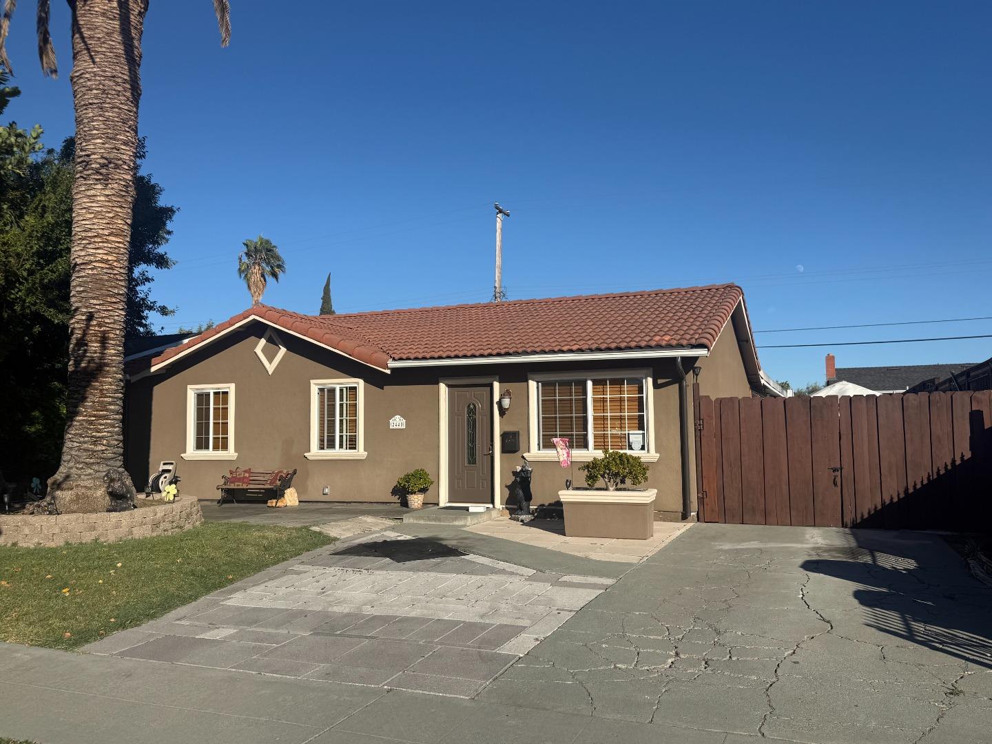 2440 Poplar Drive — photo