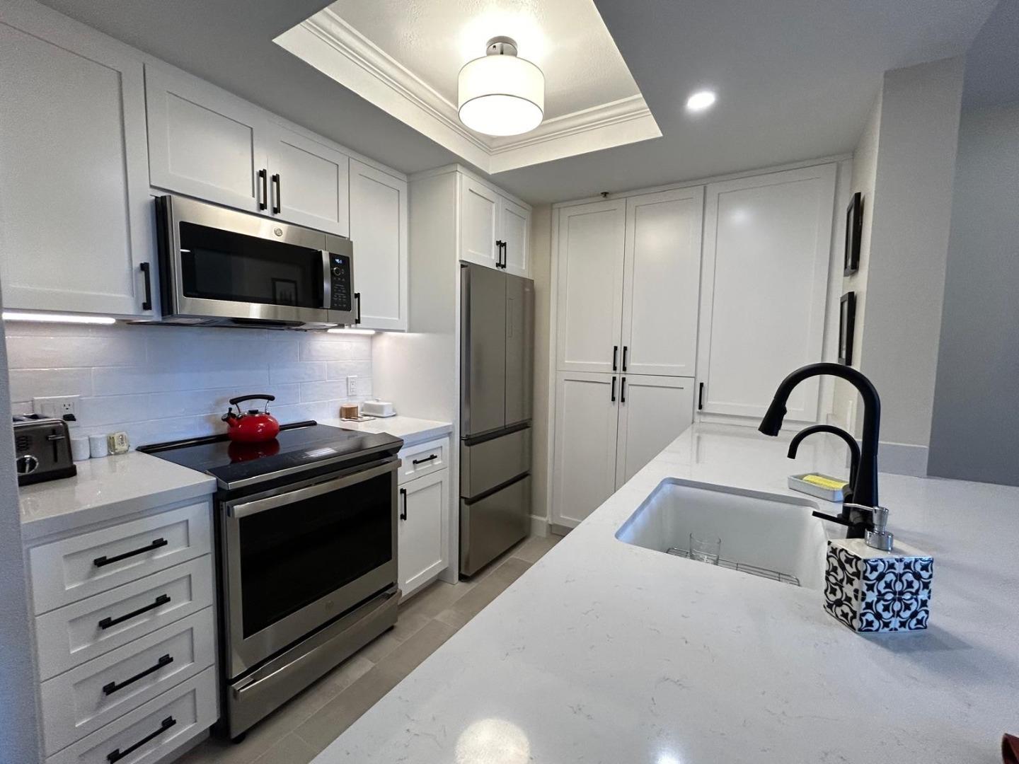 Home in San Mateo, CA 94401 — photo 2