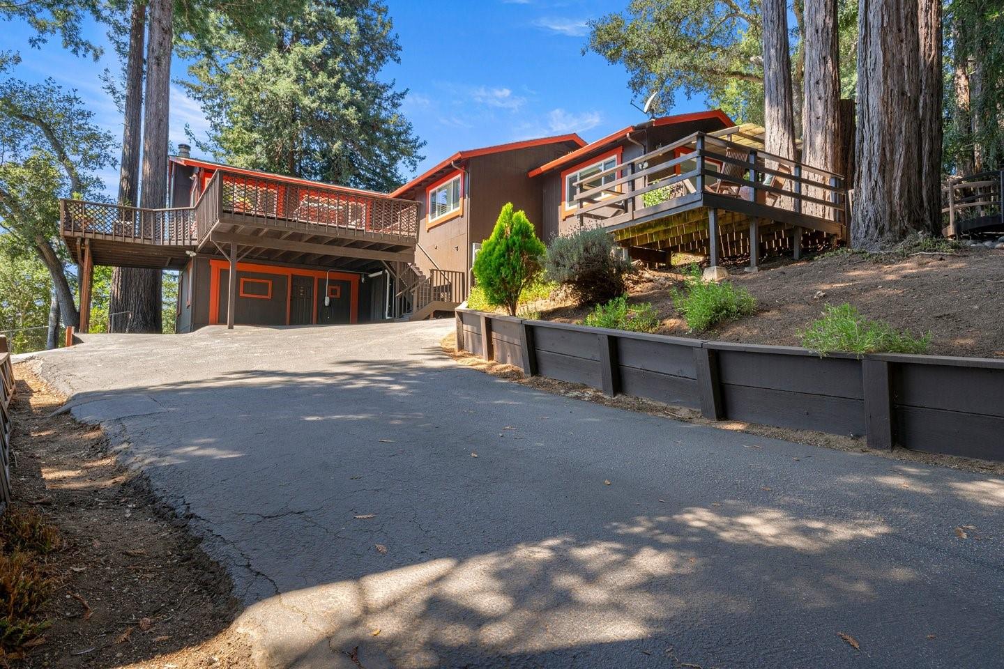 599 Hacienda Drive — photo