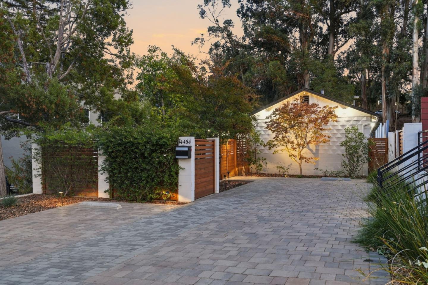 14434 Oak Street — photo
