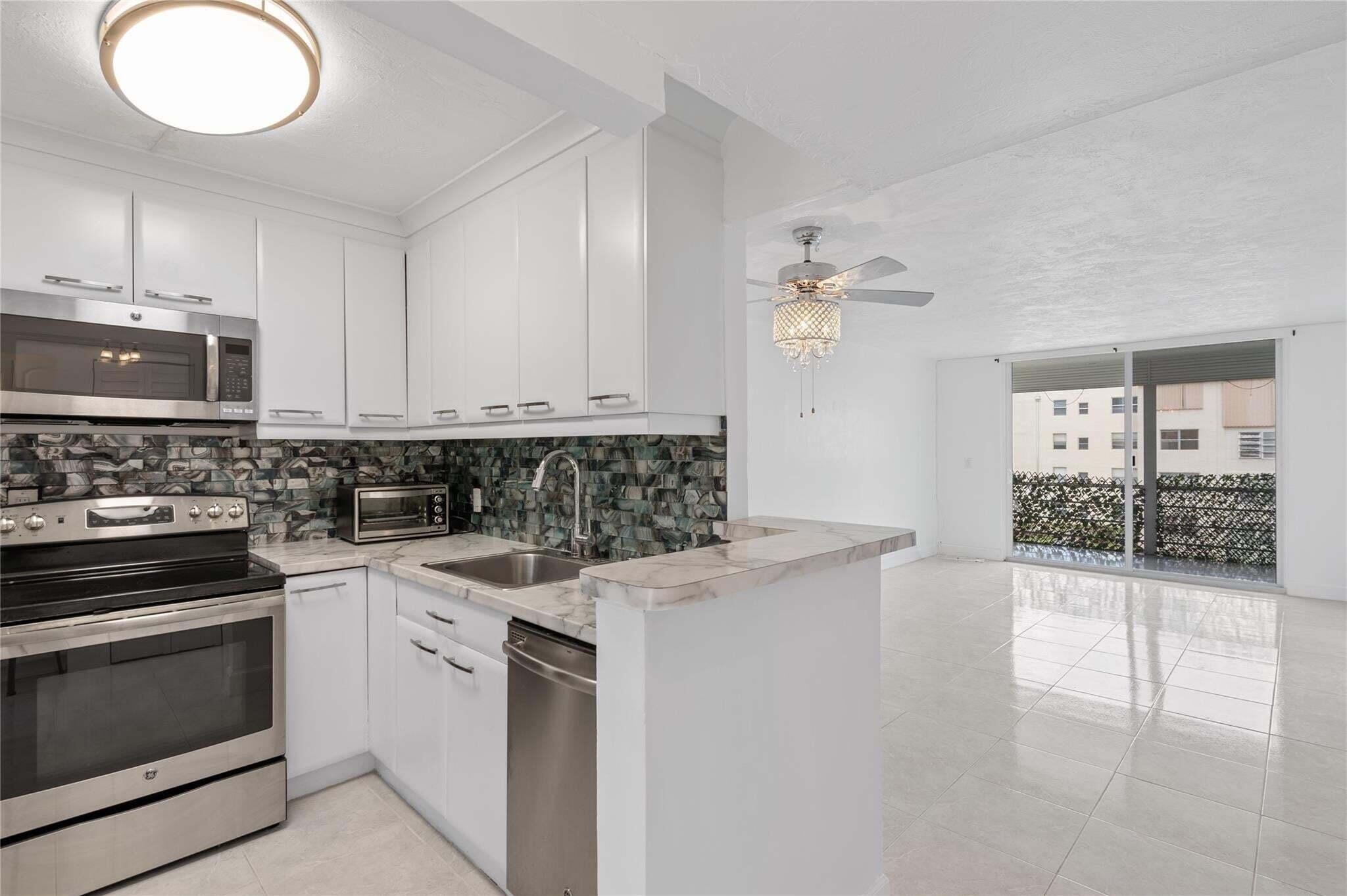 2841 Somerset Drive 311 — photo