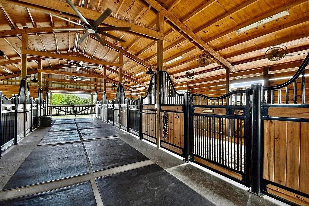 7565 Polo Square — photo