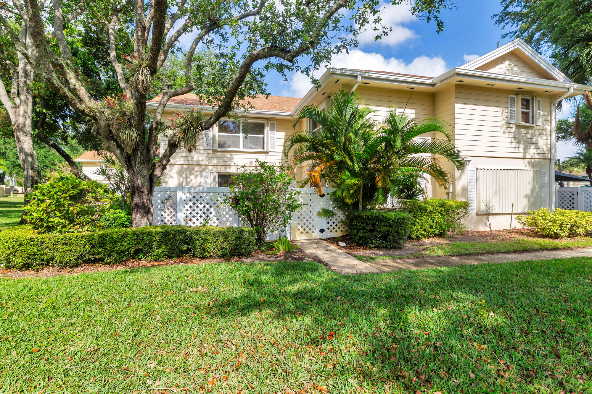 8142 Bridgewater Court 42C — photo