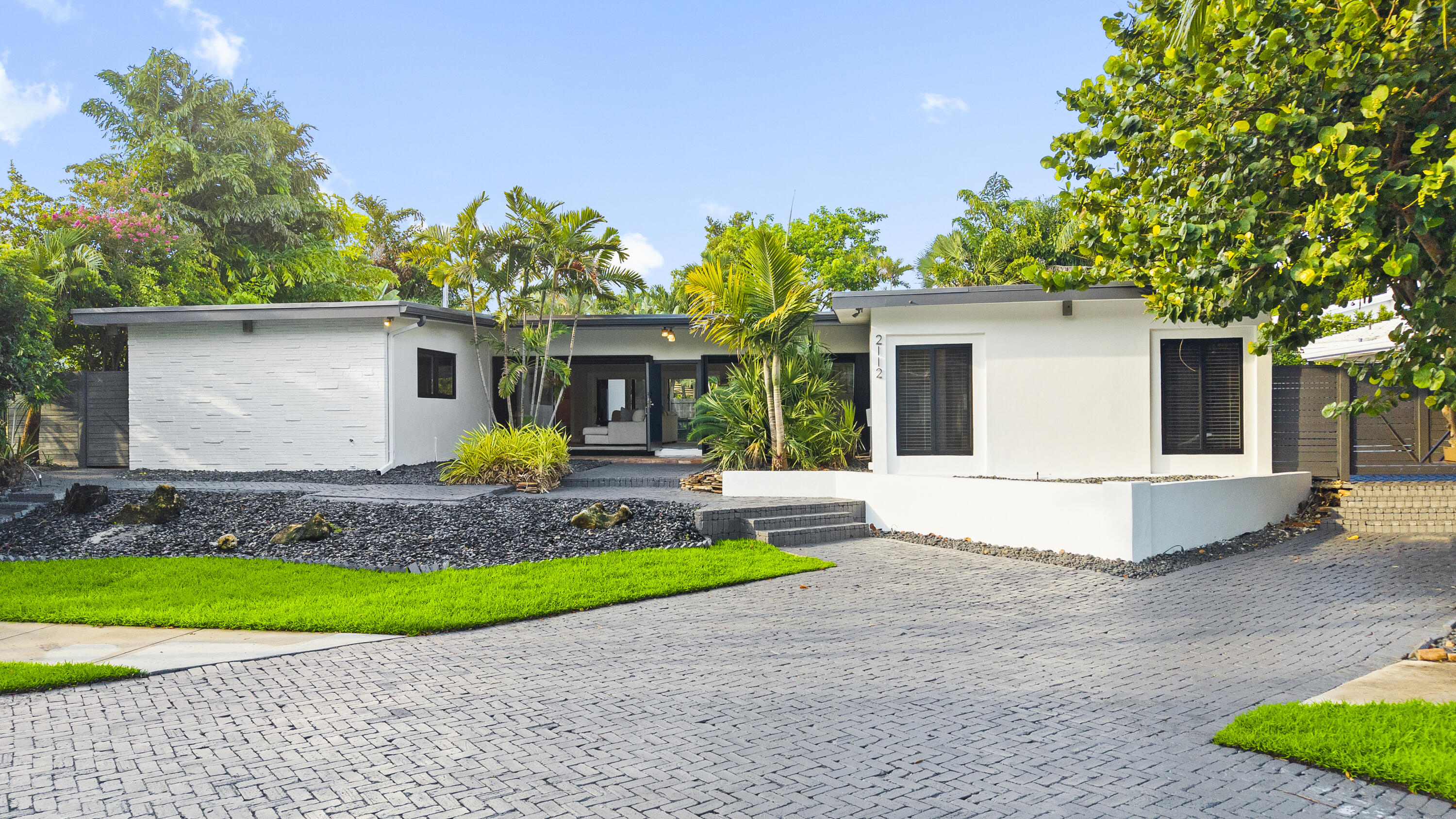 2112 Manatee Drive — photo