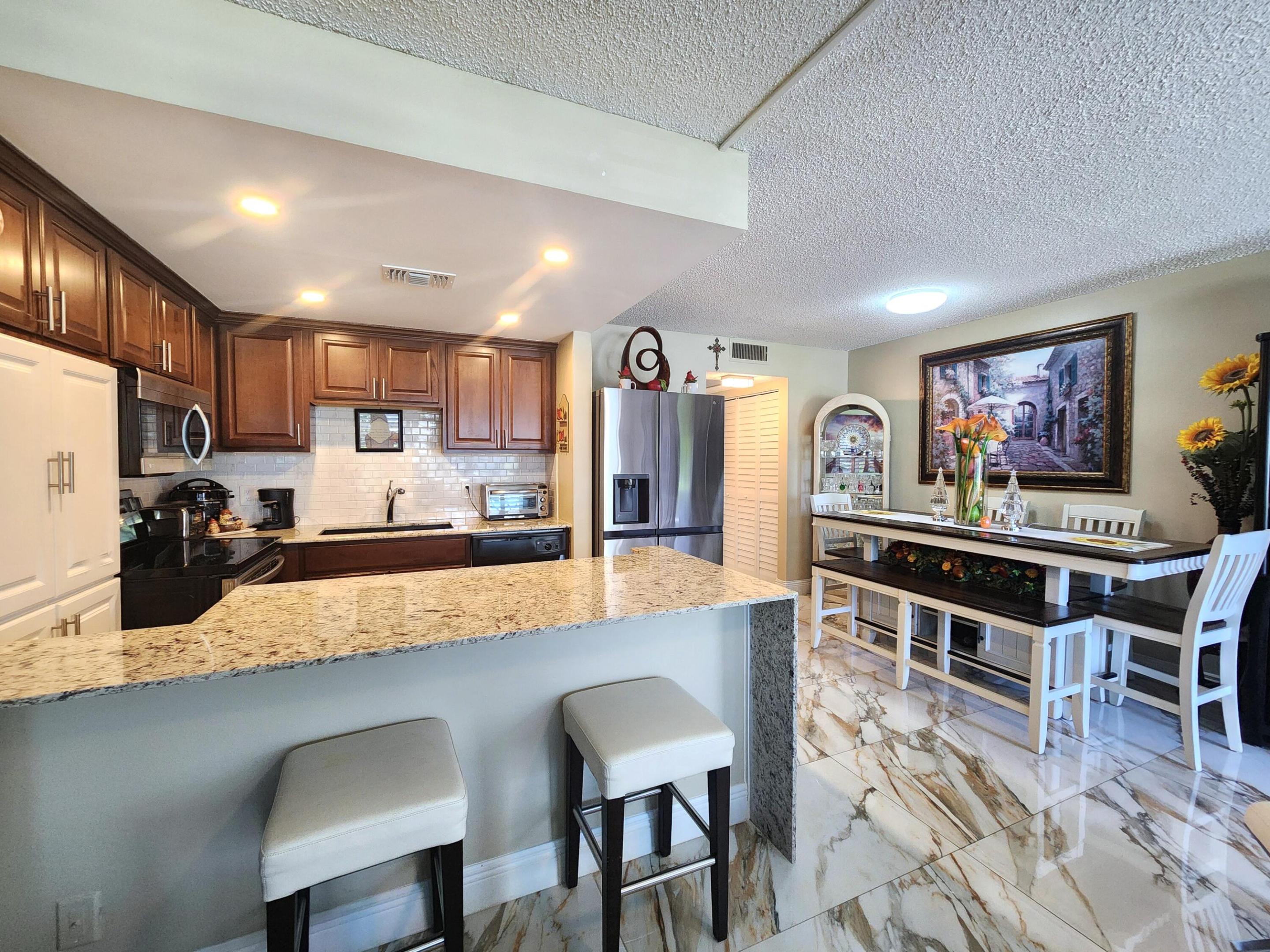 1012 Ellesmere a 1012 — photo