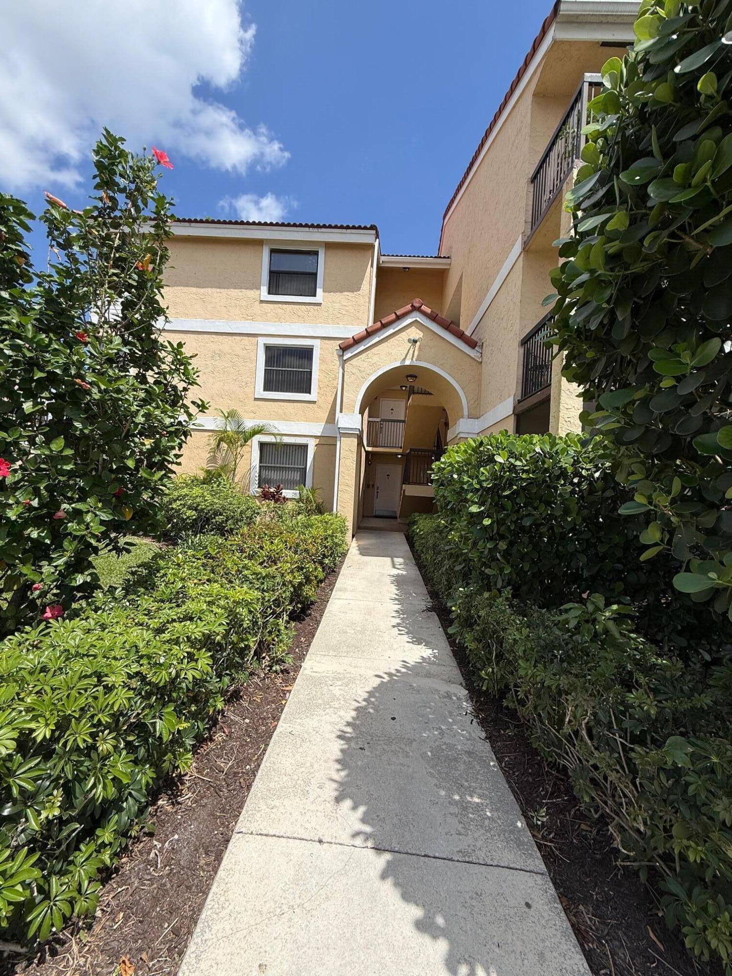 5721 Riverside Drive 301B5 — photo
