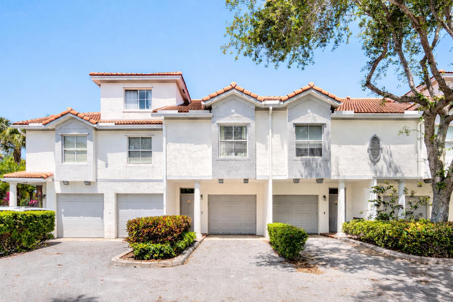 2052 Alta Meadows Lane Apt 2212 — photo