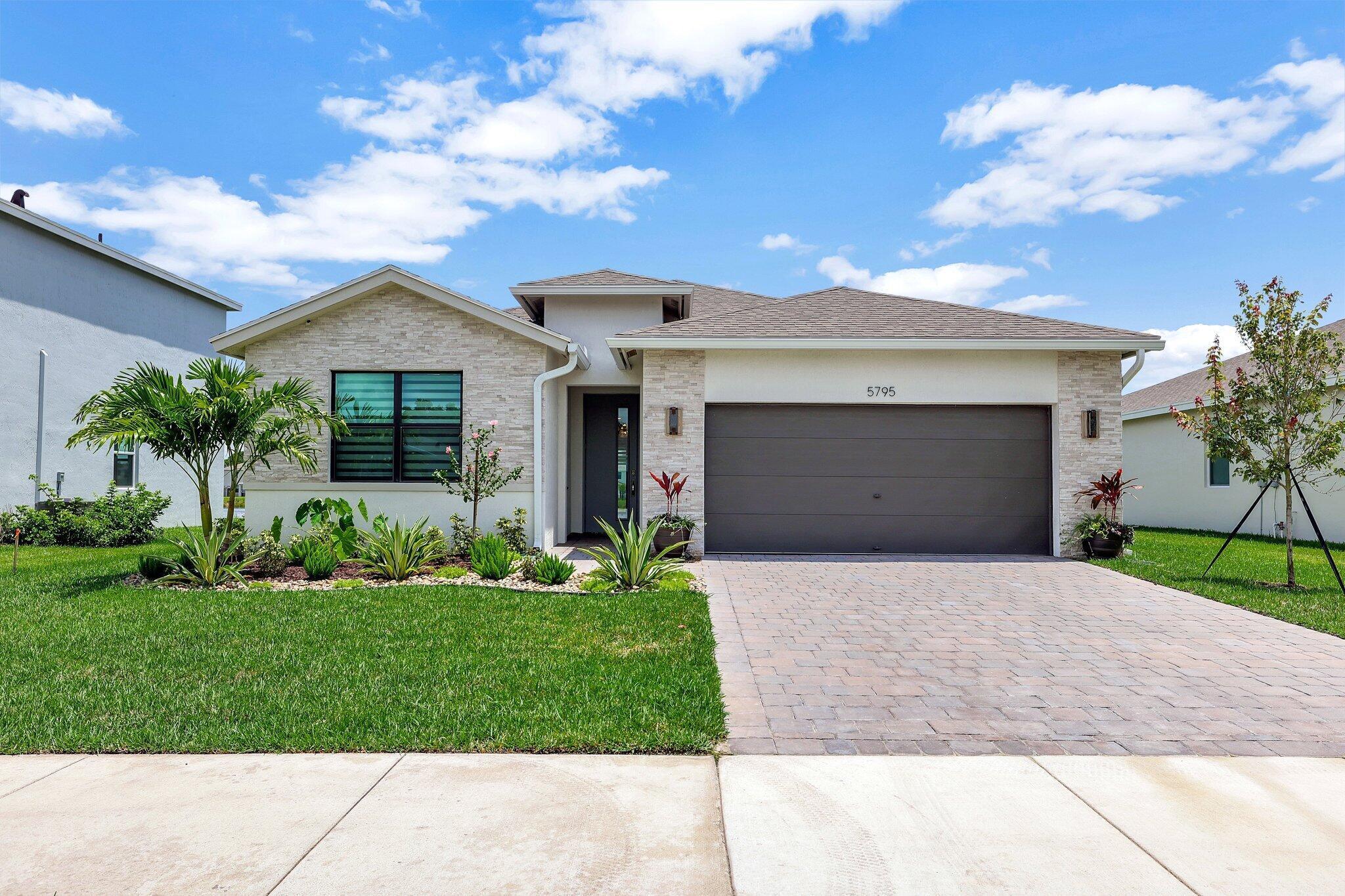 5795 SE Sky Blue Circle — photo