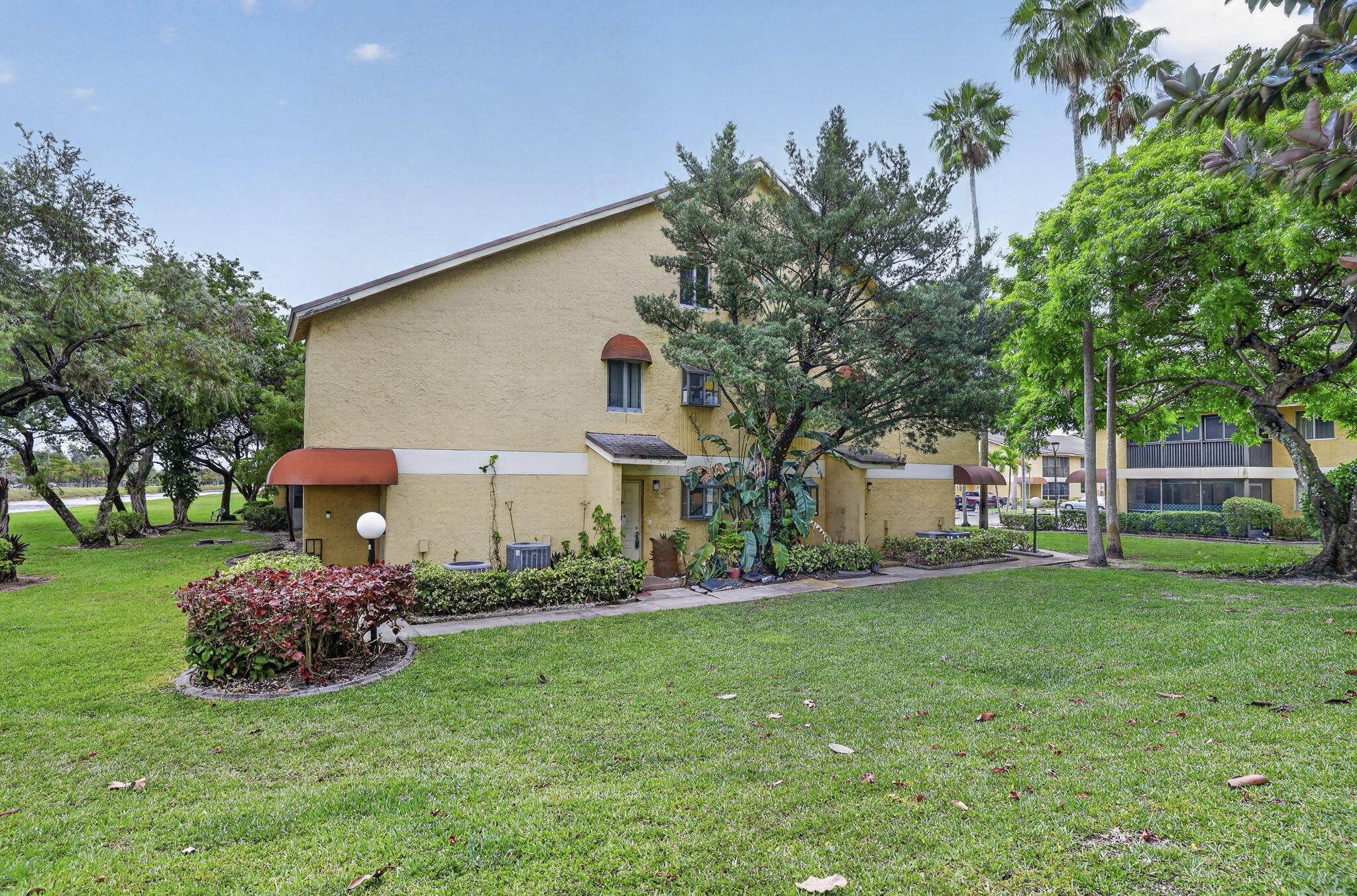 3041 N Oakland Forest Drive 103 — photo
