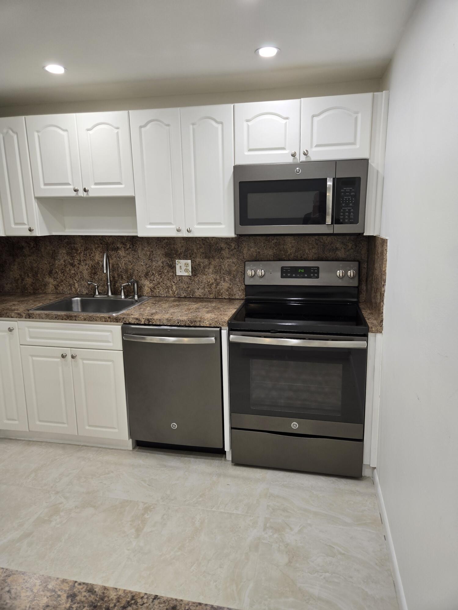 Home in West Palm Beach, FL 33417 — photo 3
