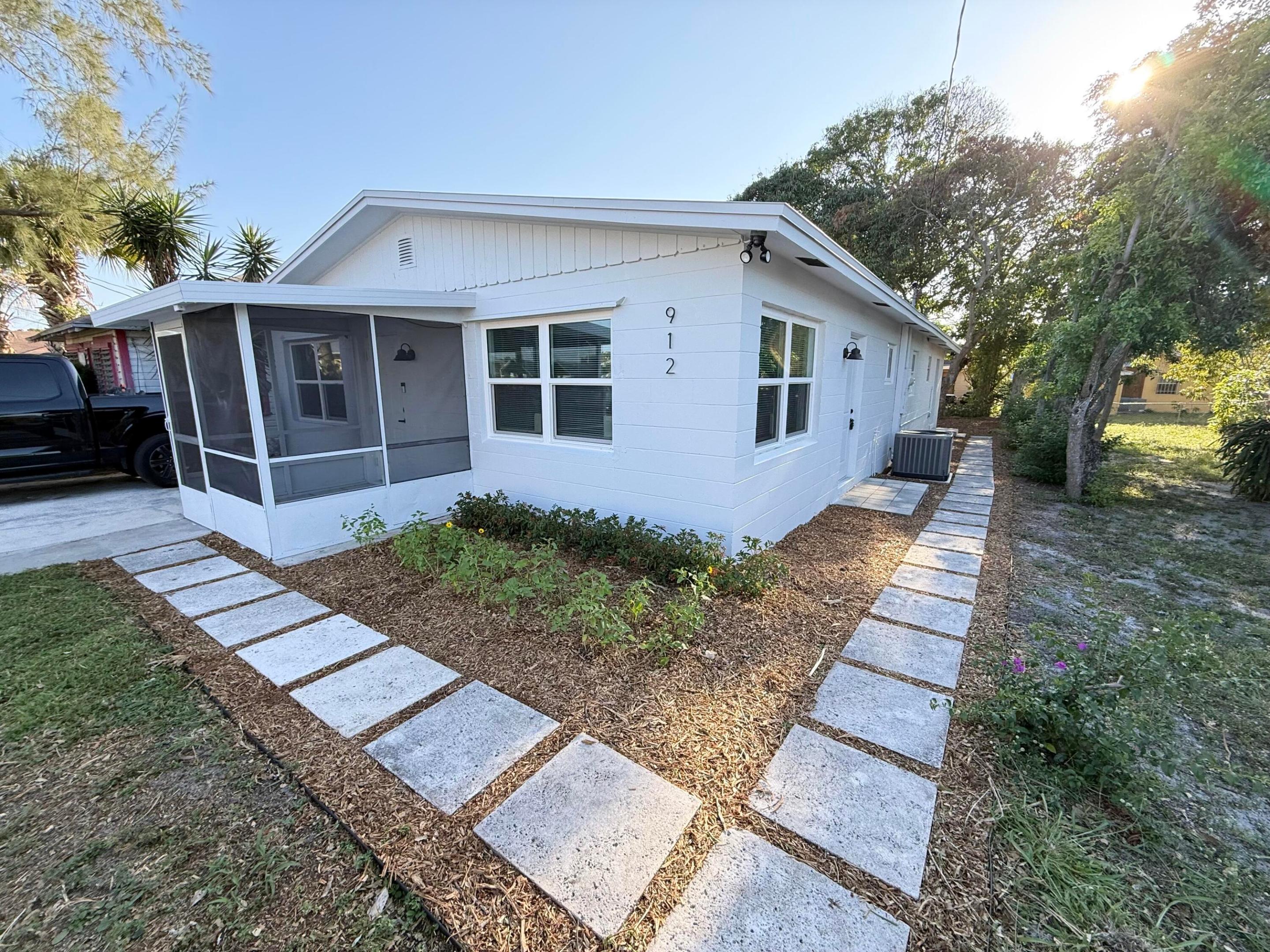 912 SE Tarpon Avenue — photo