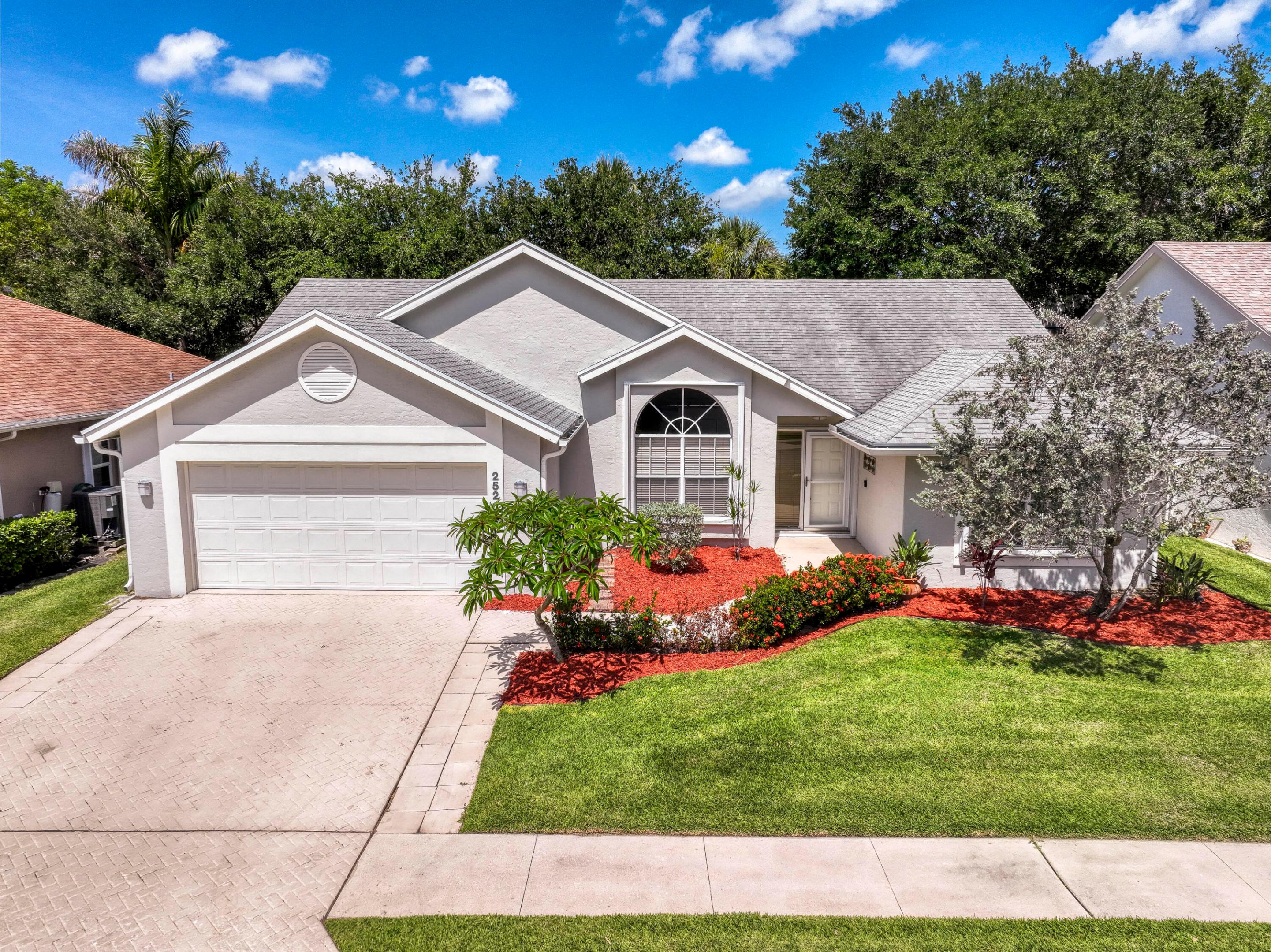 252 Moccasin Trail W — photo