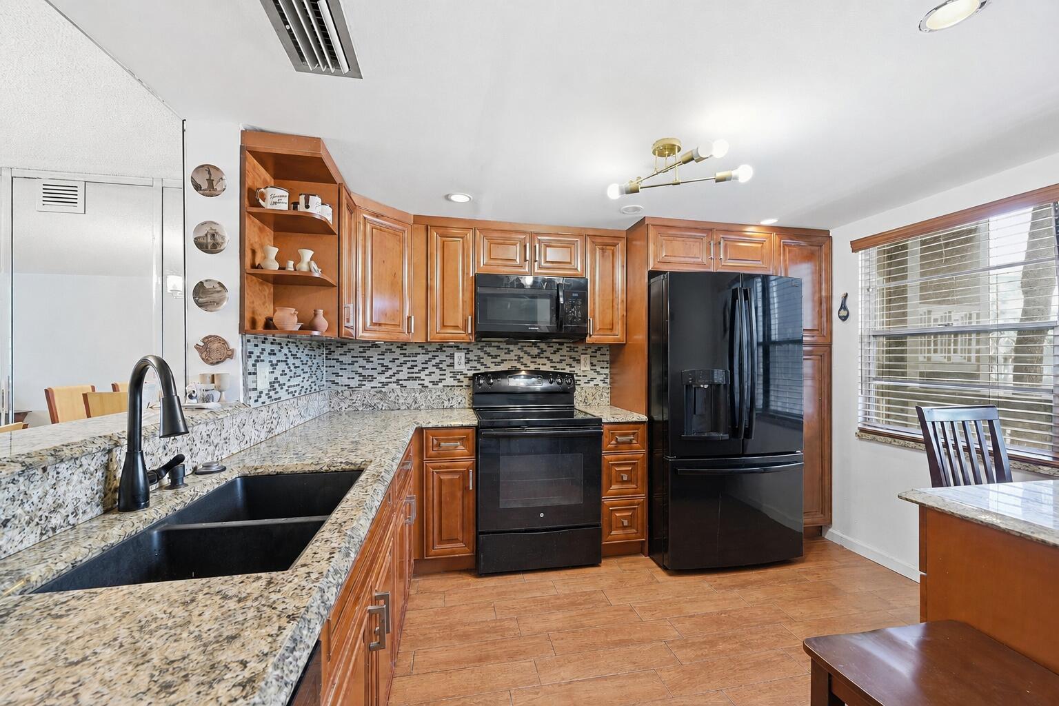 3005 Portofino Isle M2 — photo