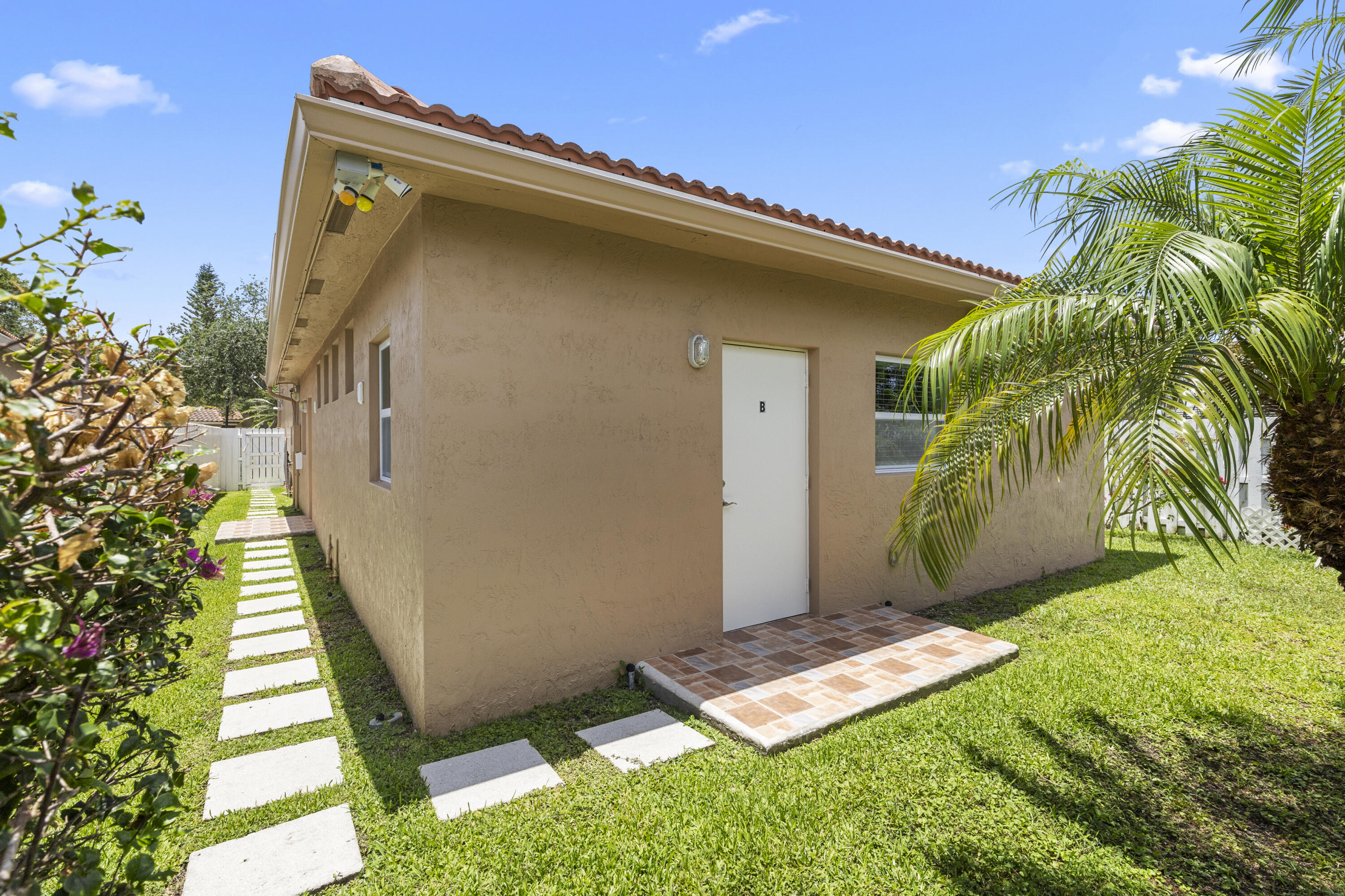 907 Stanton Drive — photo