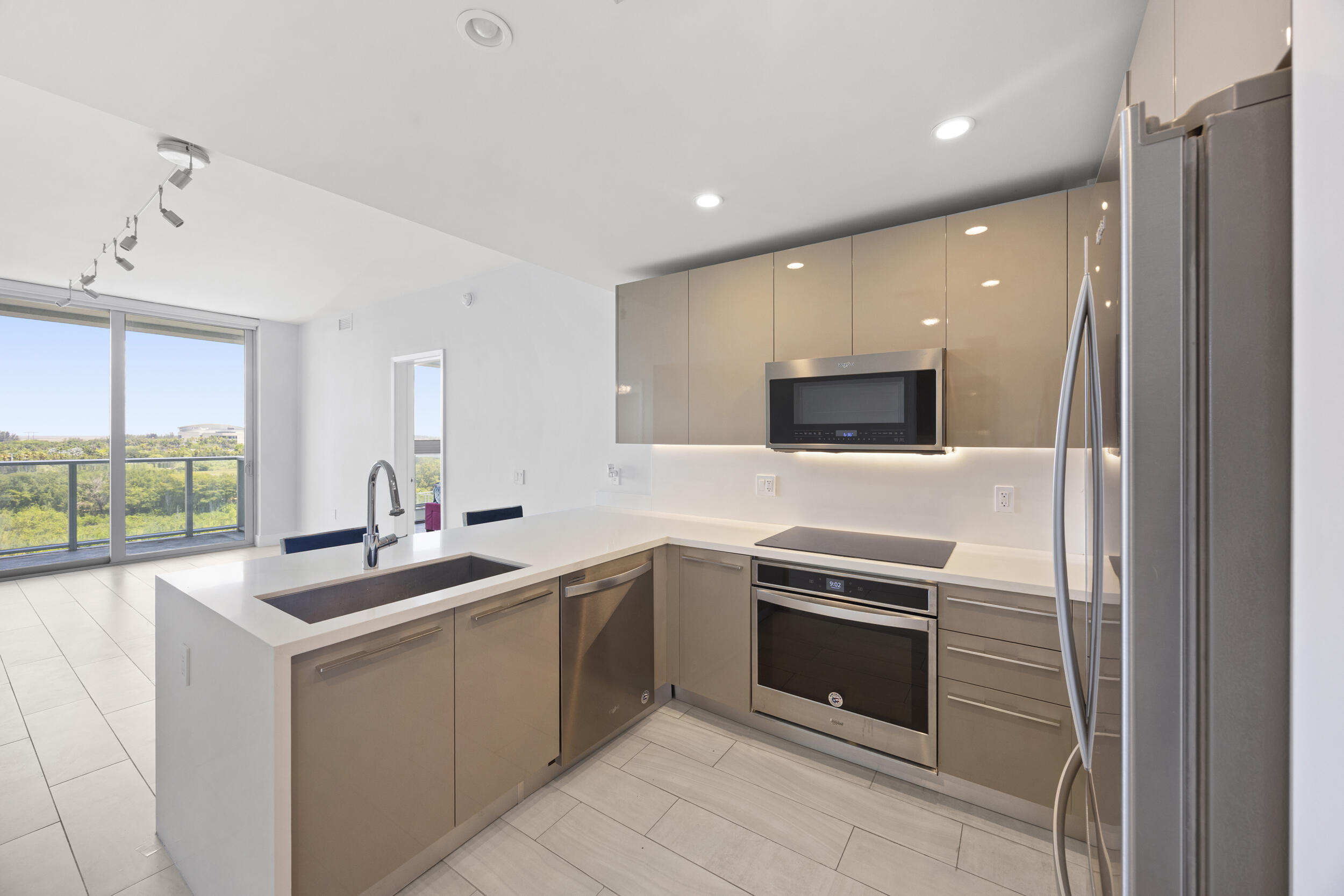 2000 Metropica Way 802 — photo