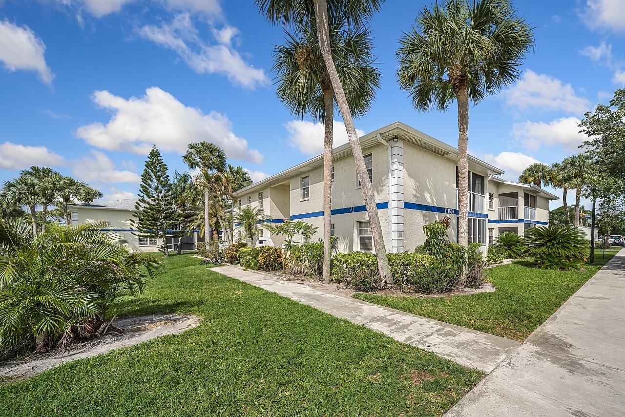 1507 SE Royal Green Circle 102 — photo