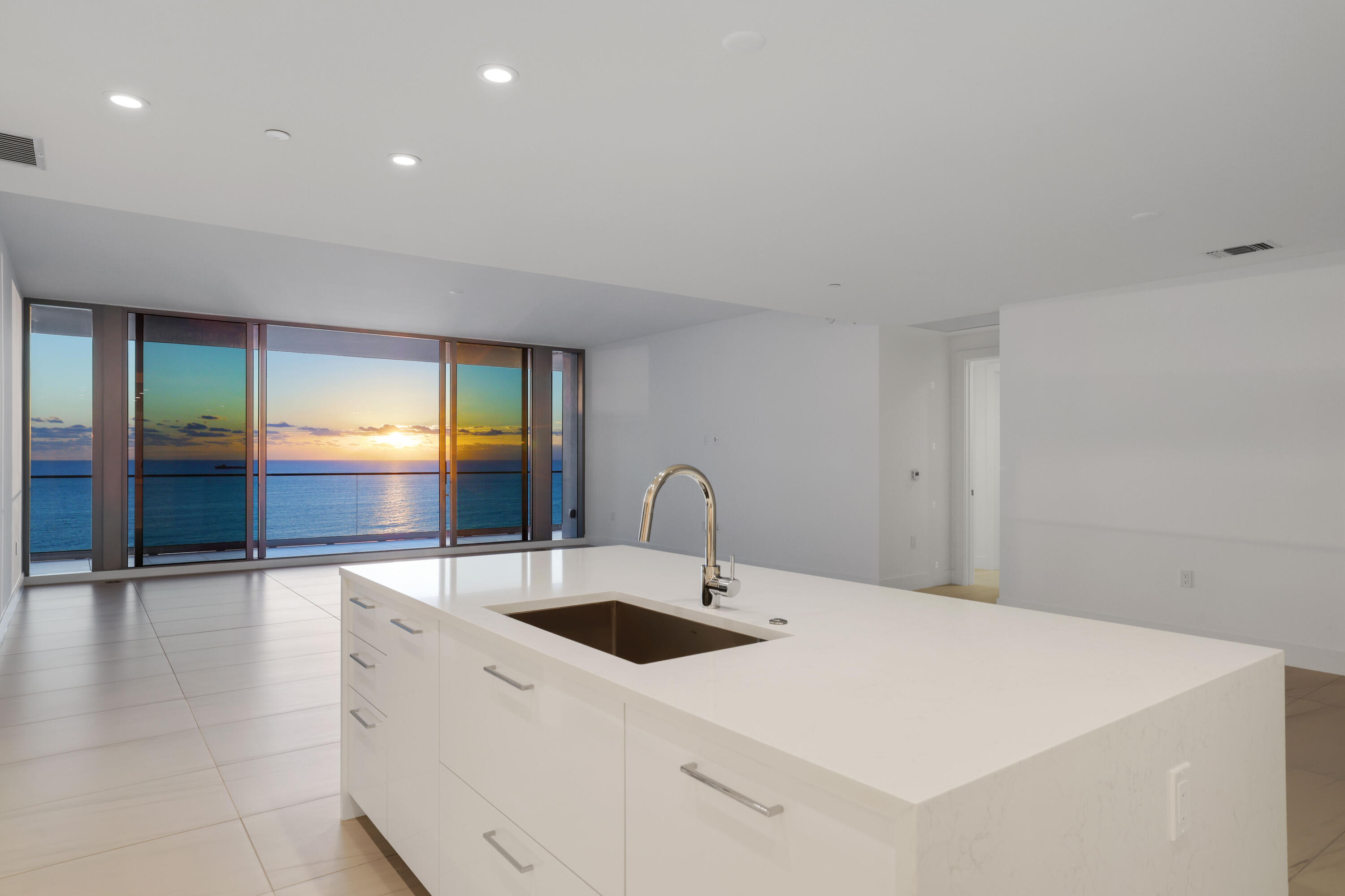 153 N Seabreeze Boulevard 1001 — photo