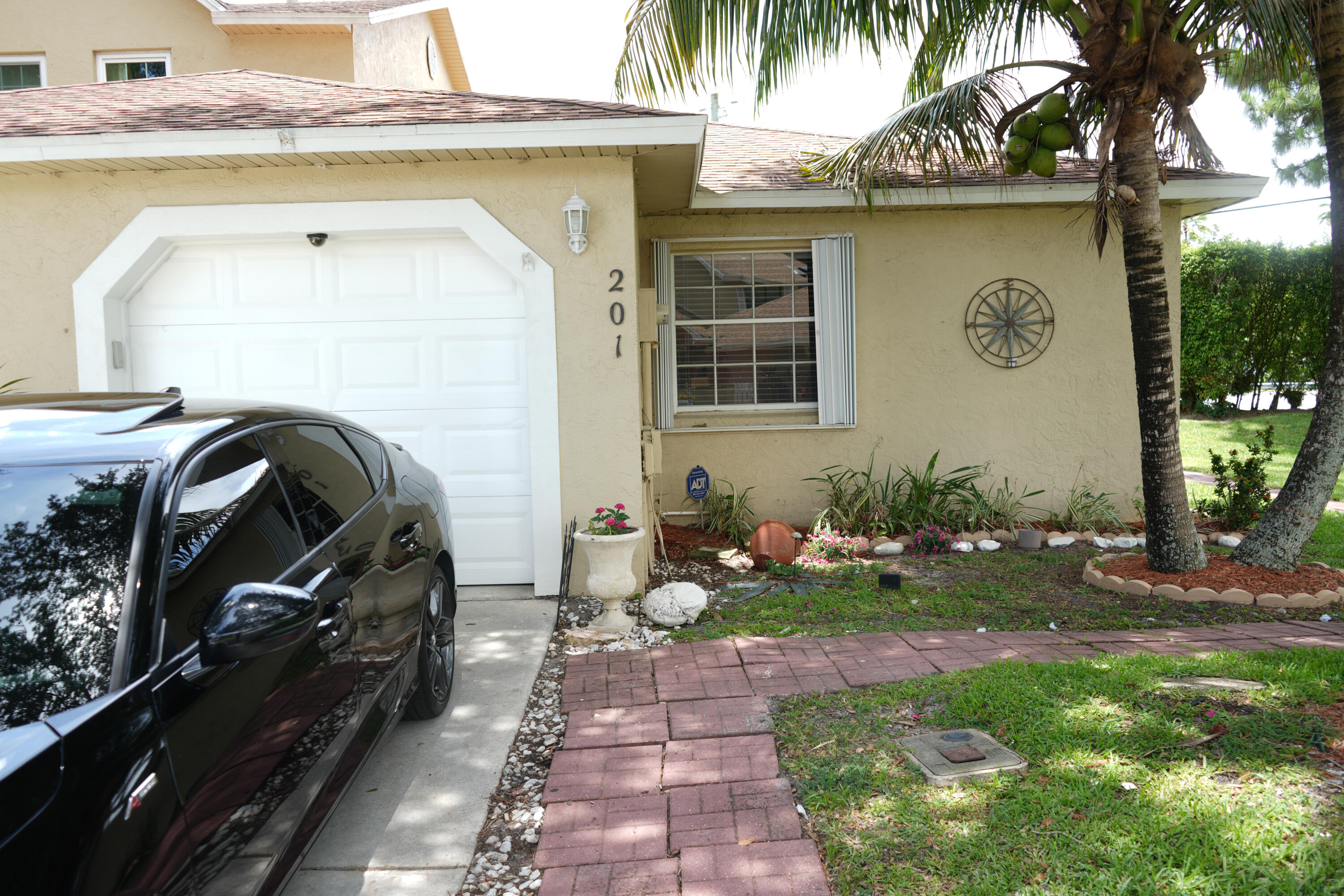 201 Maplewood Drive 201 — photo