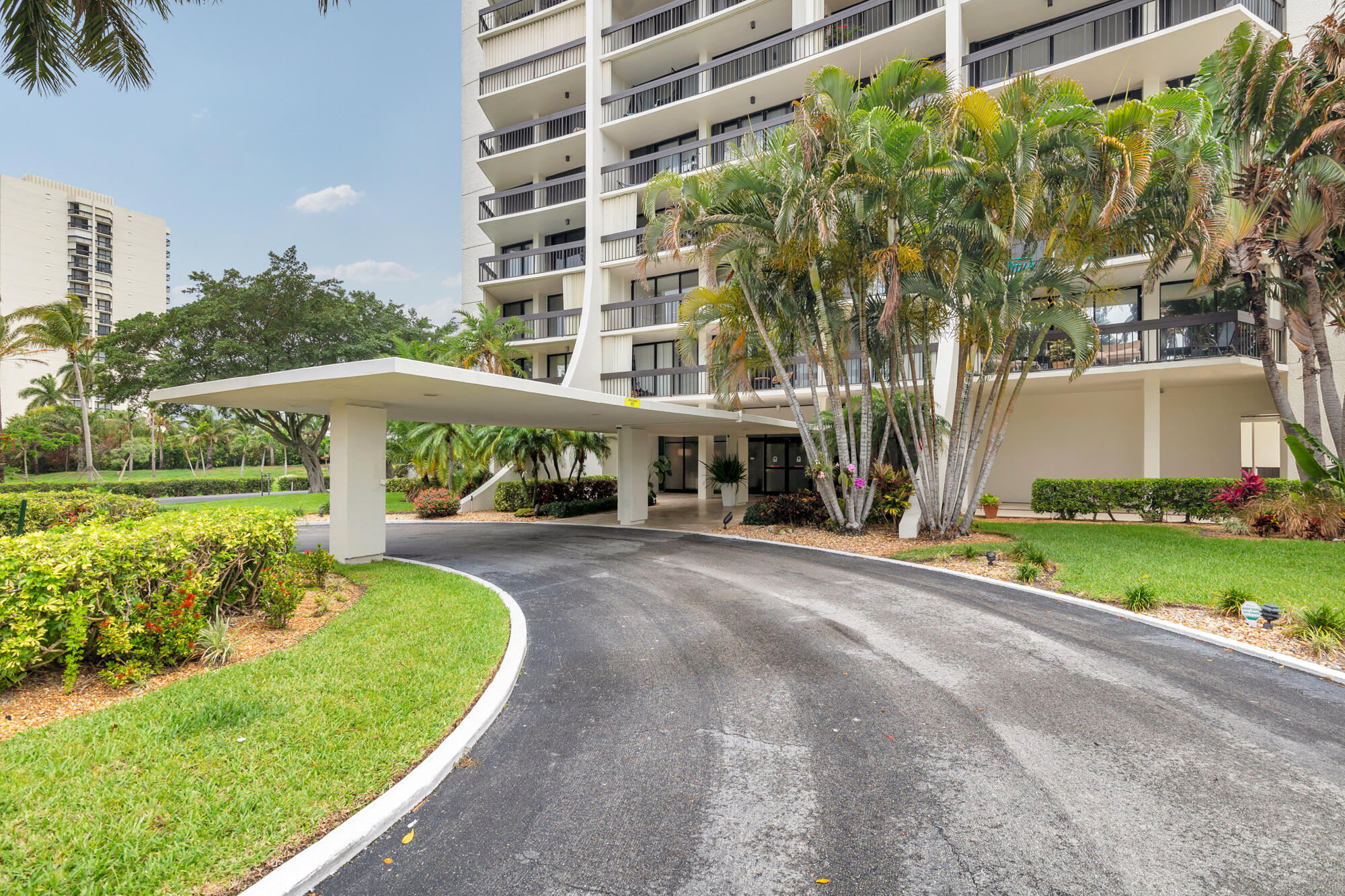 2000 Presidential Way 206 — photo
