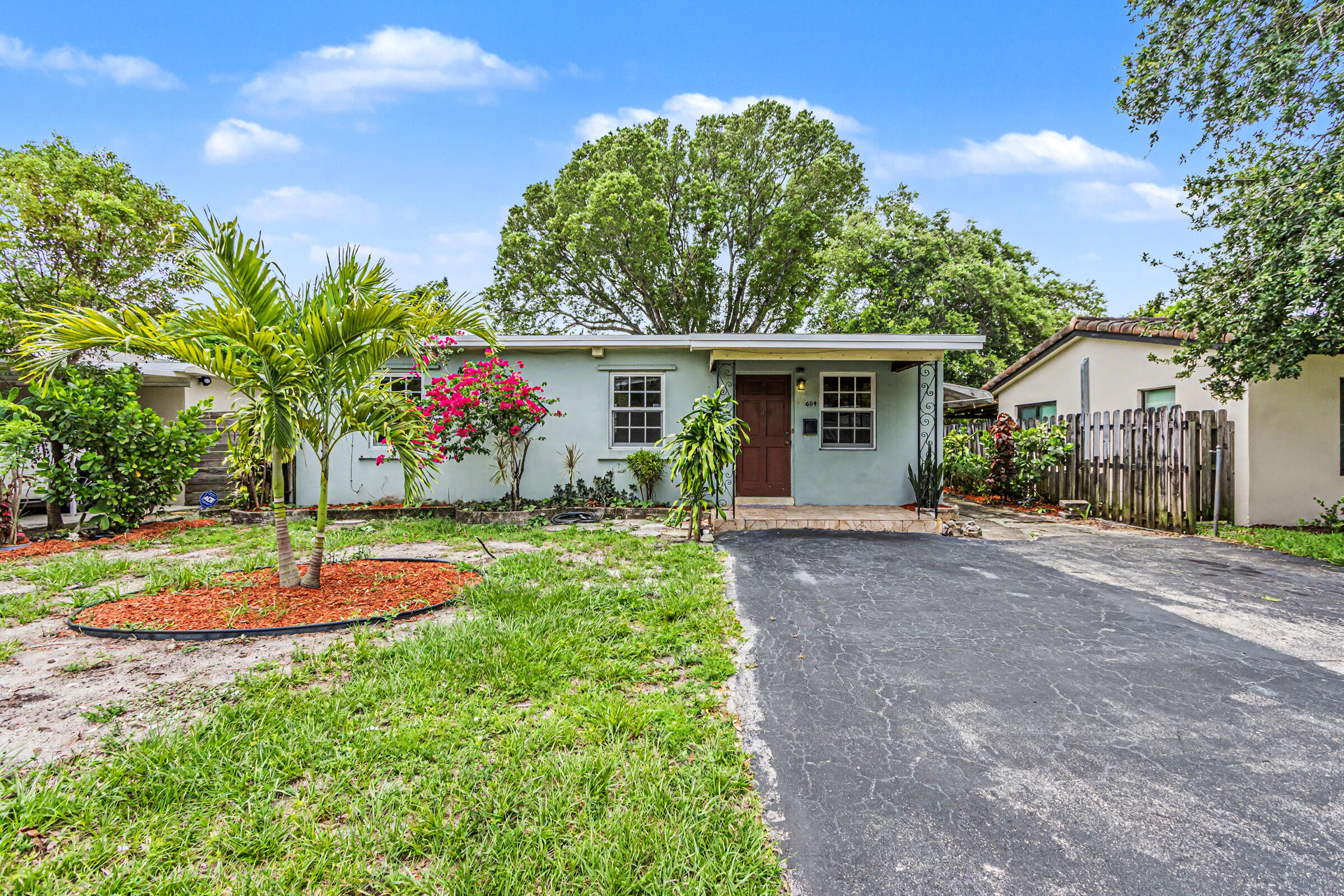 604 NE 14th Place — photo