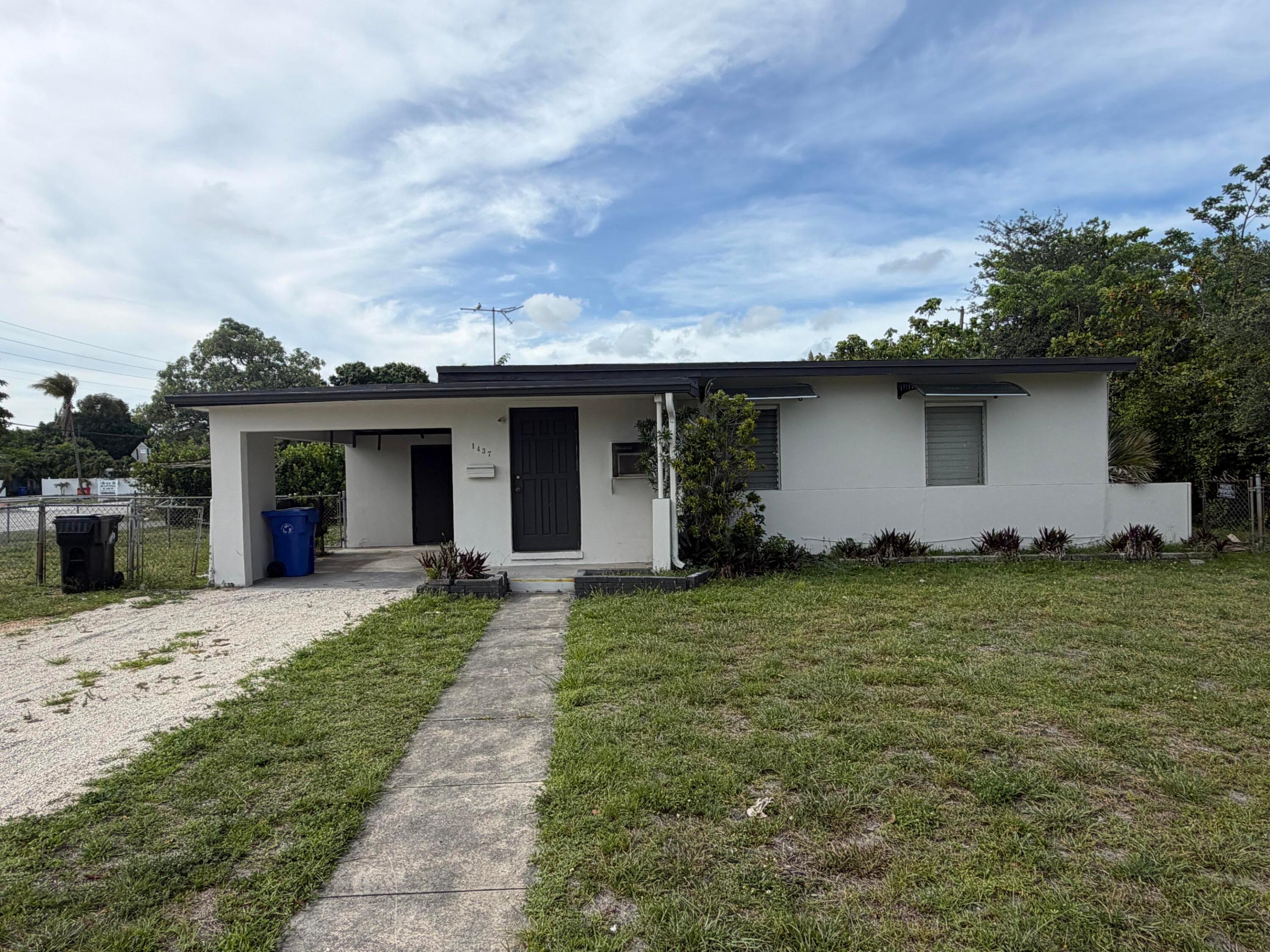 1437 NW 10th Place — photo