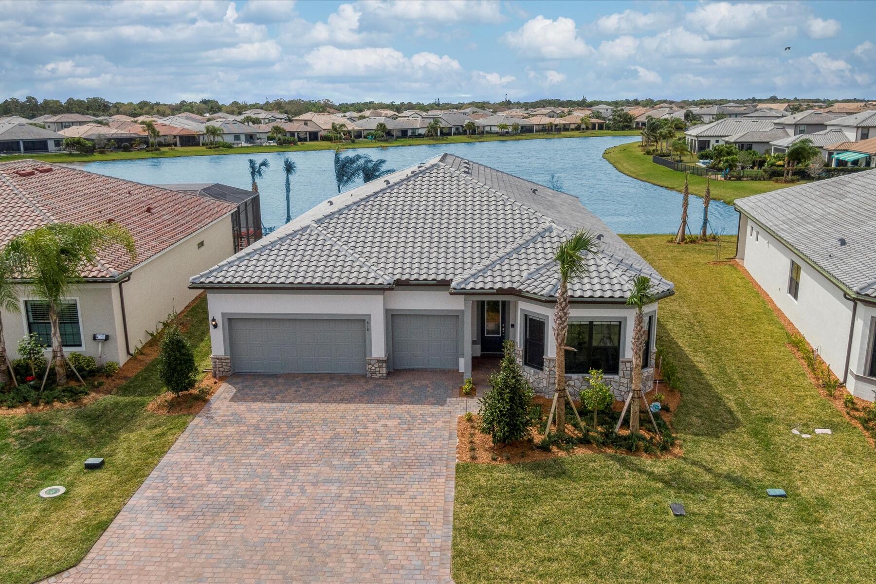 818 SE Courances Drive — photo