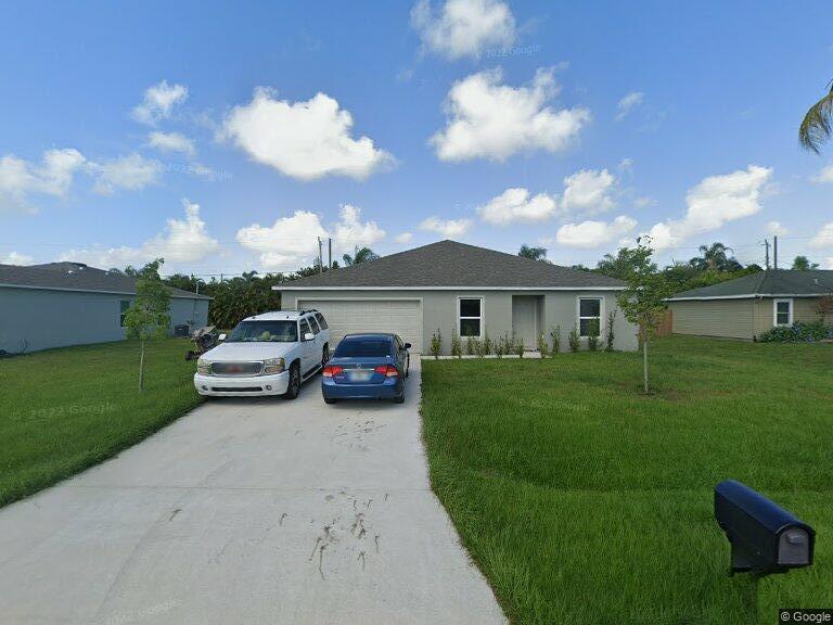 1085 SW Firestone Avenue — photo
