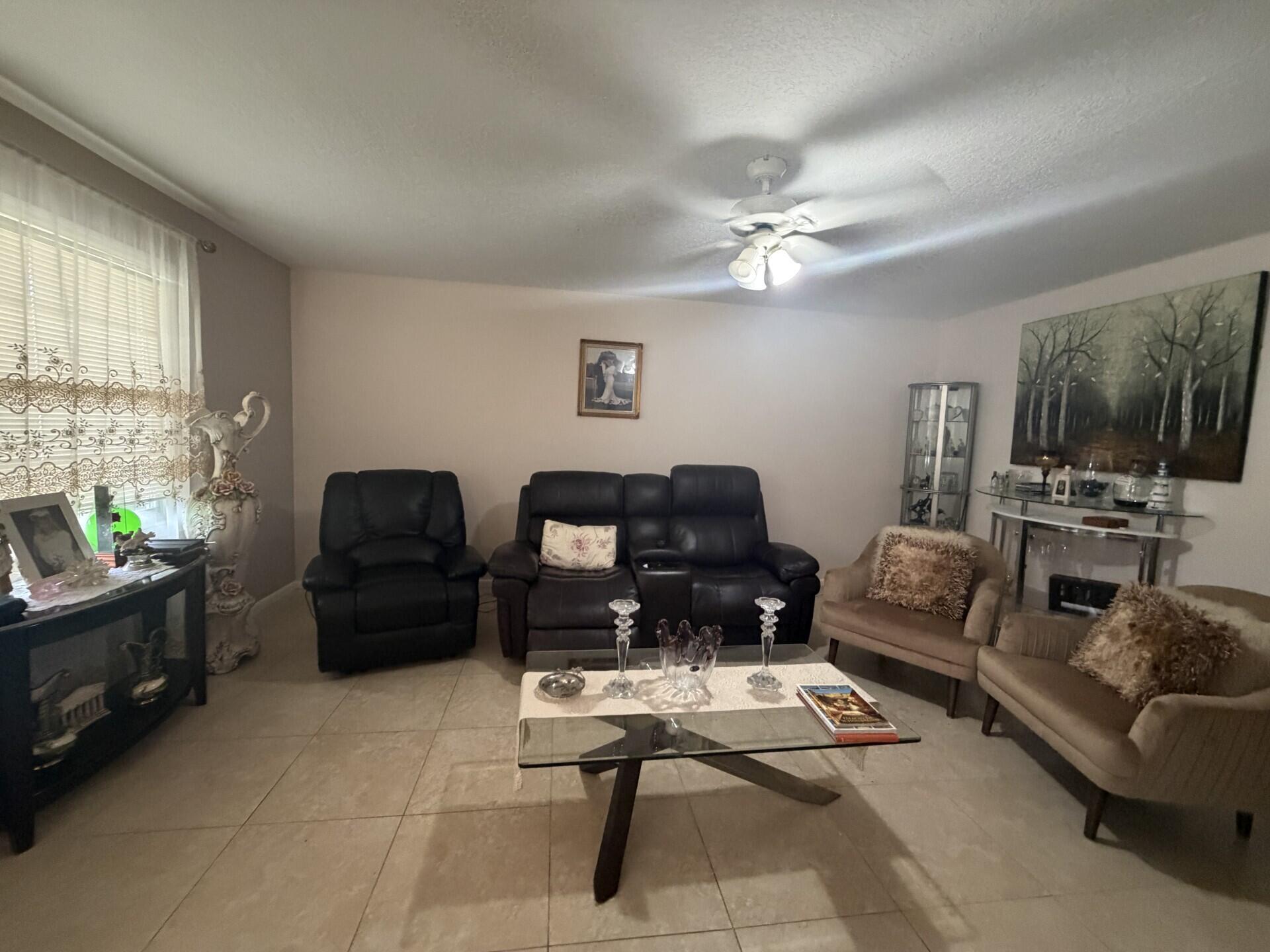 1011 Ventnor Crescent — photo