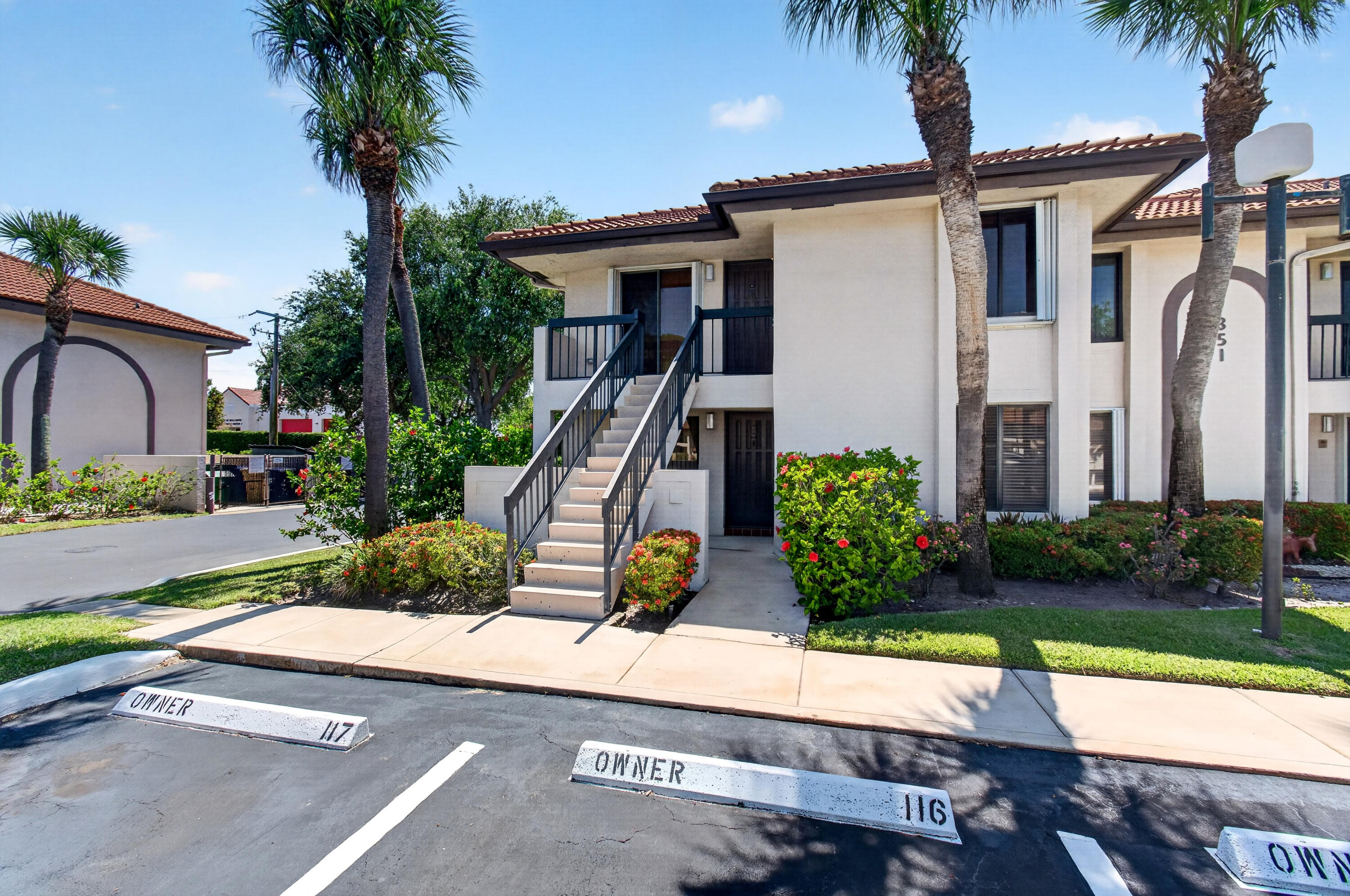 351 Club Circle 101 — photo
