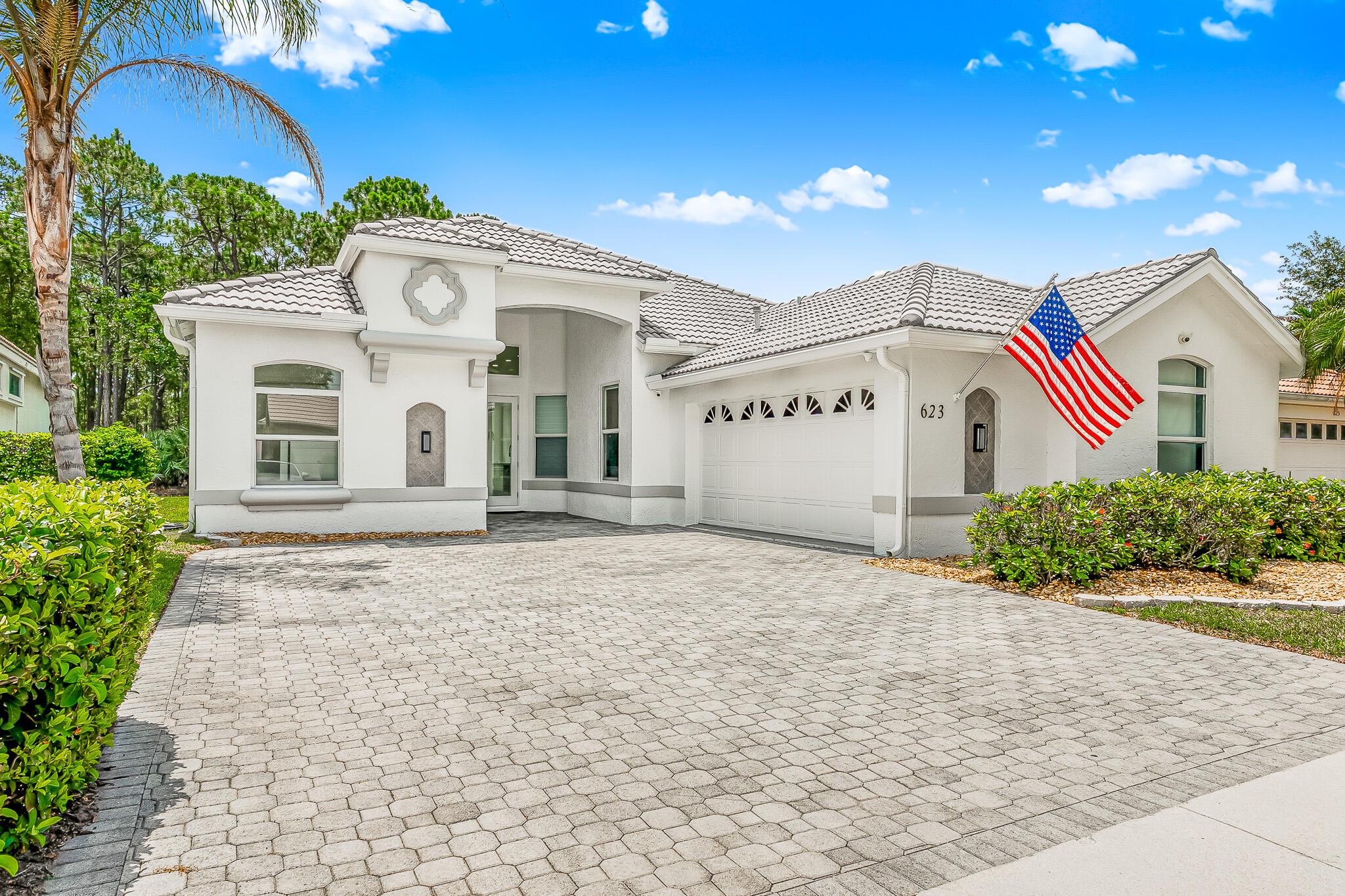 623 SW Lake Charles Circle — photo