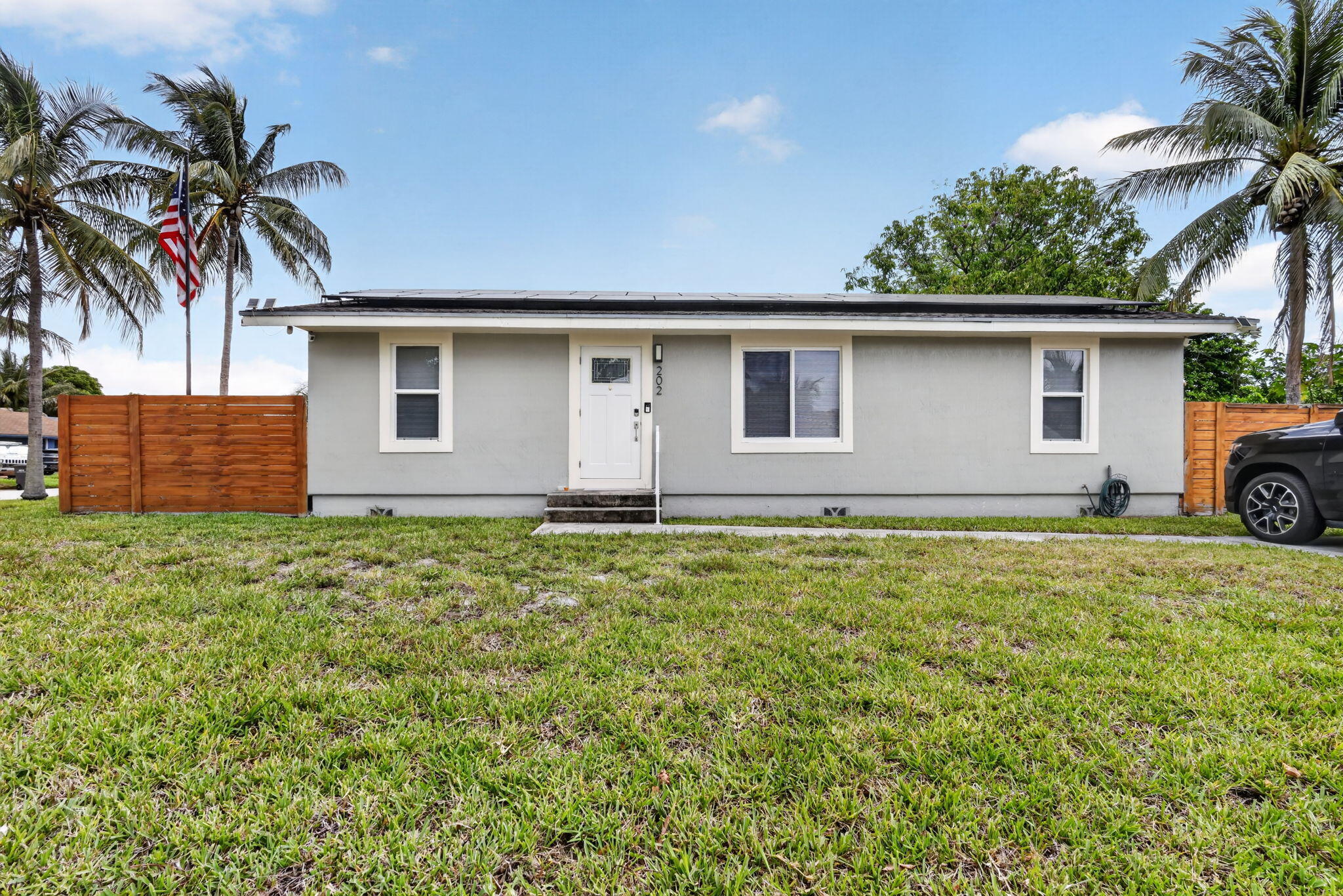 202 Elaine Circle W — photo