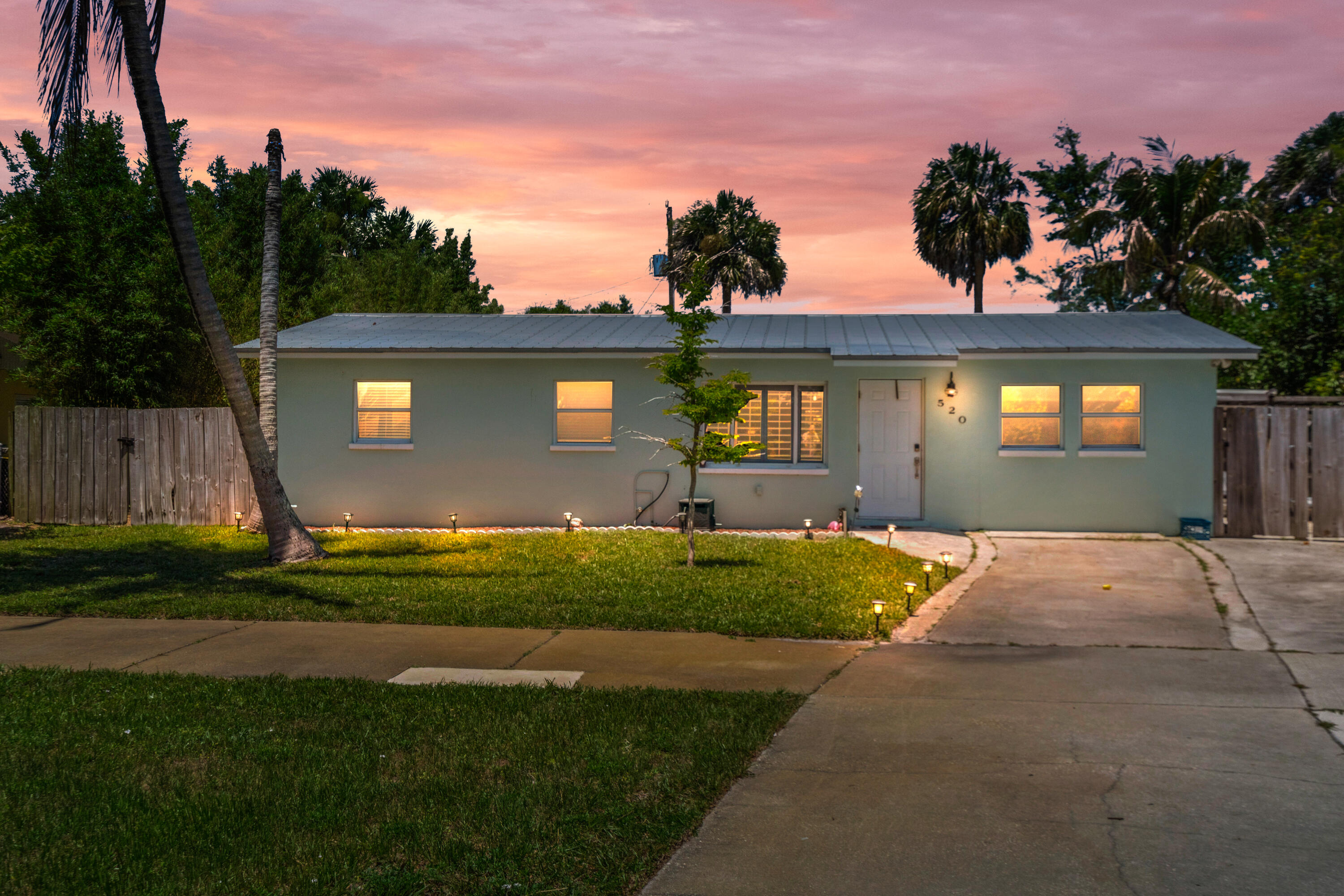 520 SE Dolphin Drive — photo
