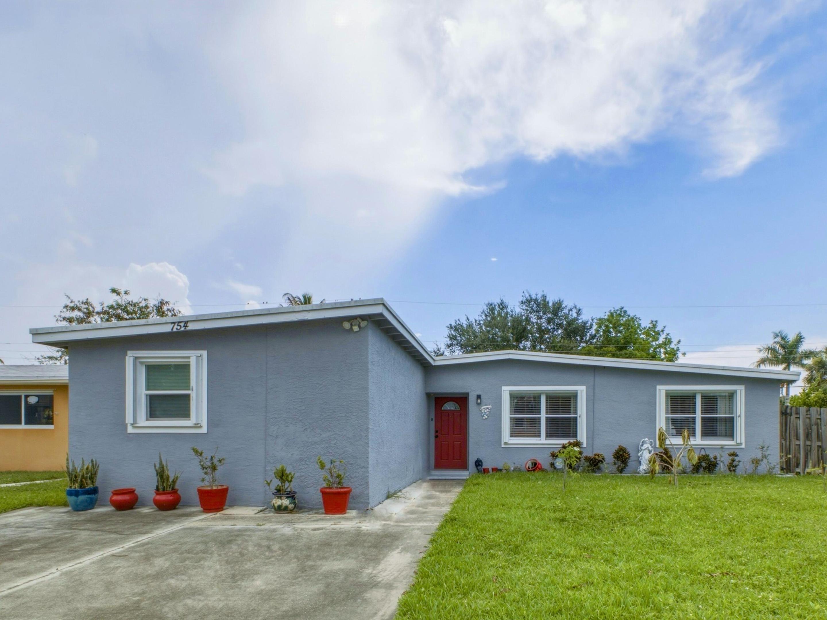 754 Hibiscus Drive — photo