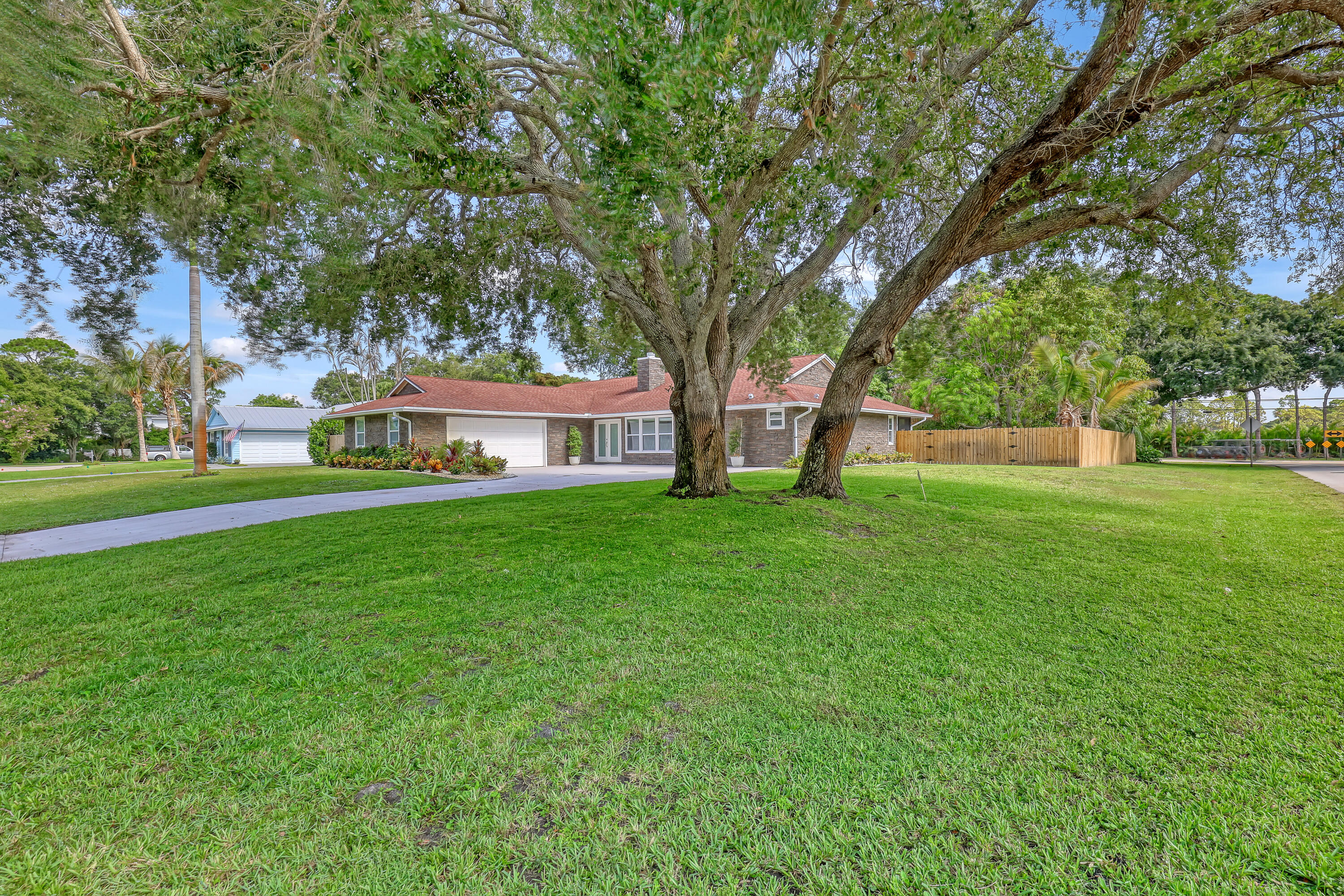 6185 White Oak Court — photo