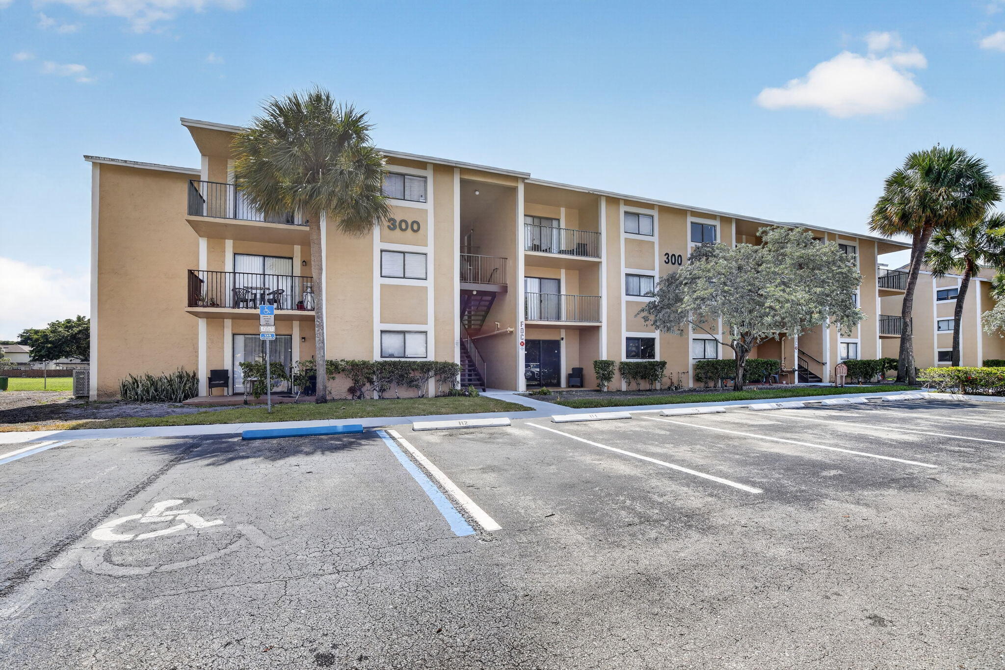 300 Palm Circle W 106 — photo