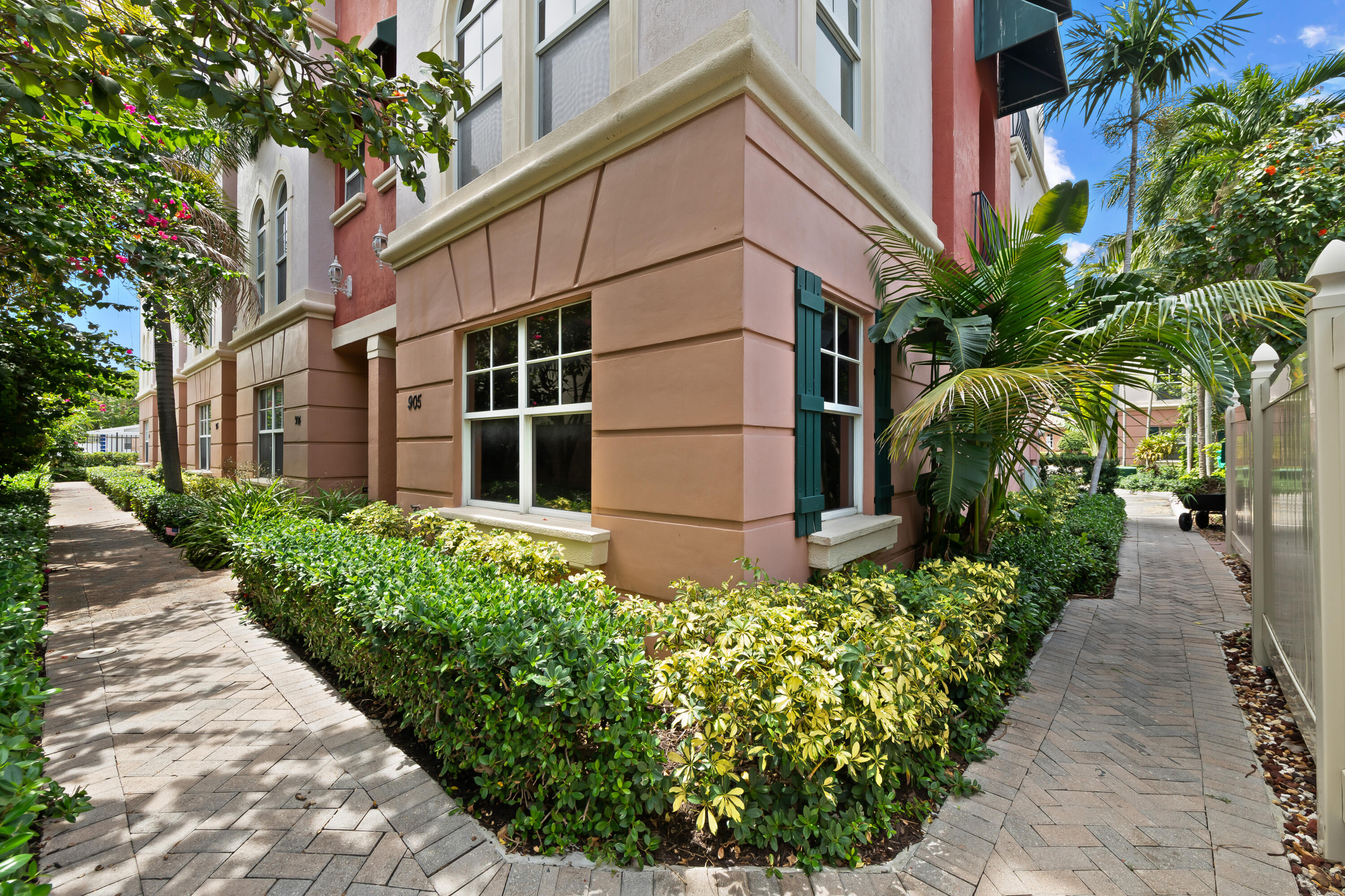1033 NE 17th Way 905 — photo