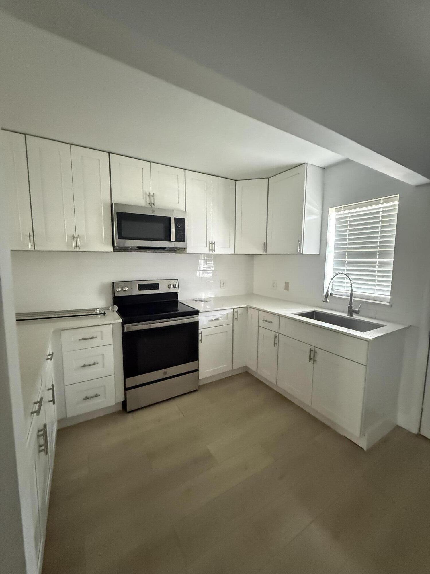 605 Ixoria 4 — photo