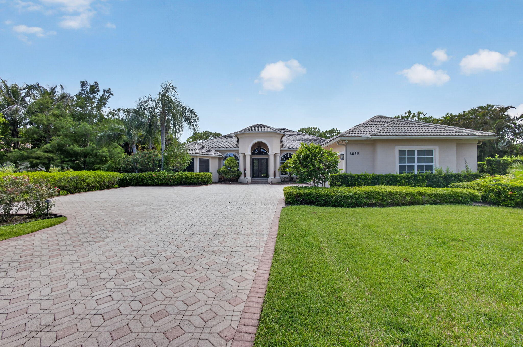 8055 Woodsmuir Drive — photo