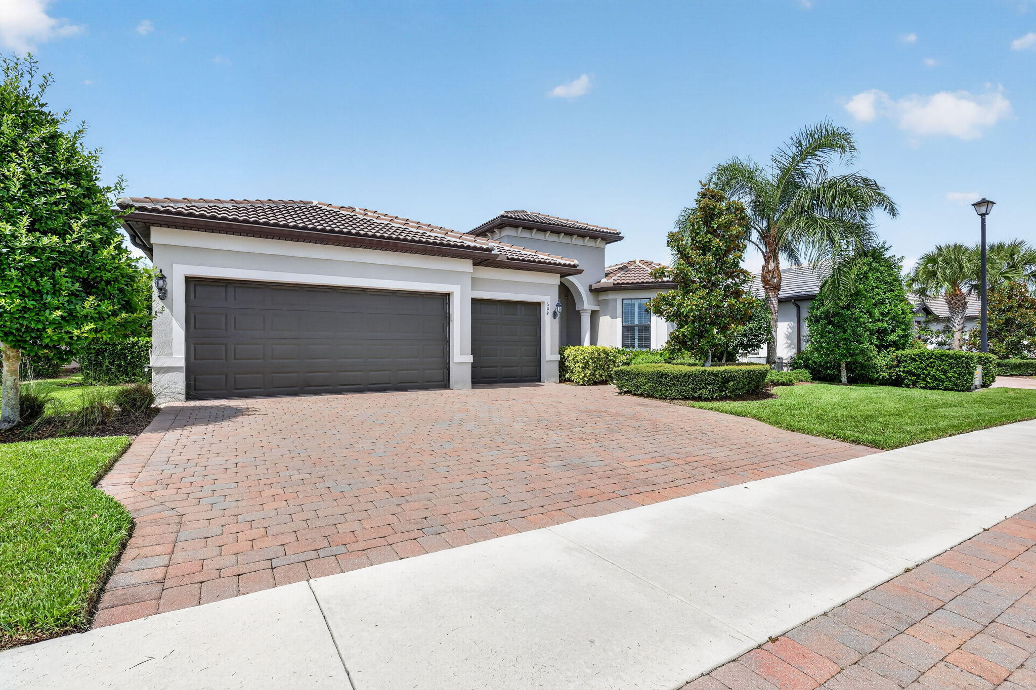 604 SE Monteiro Drive — photo