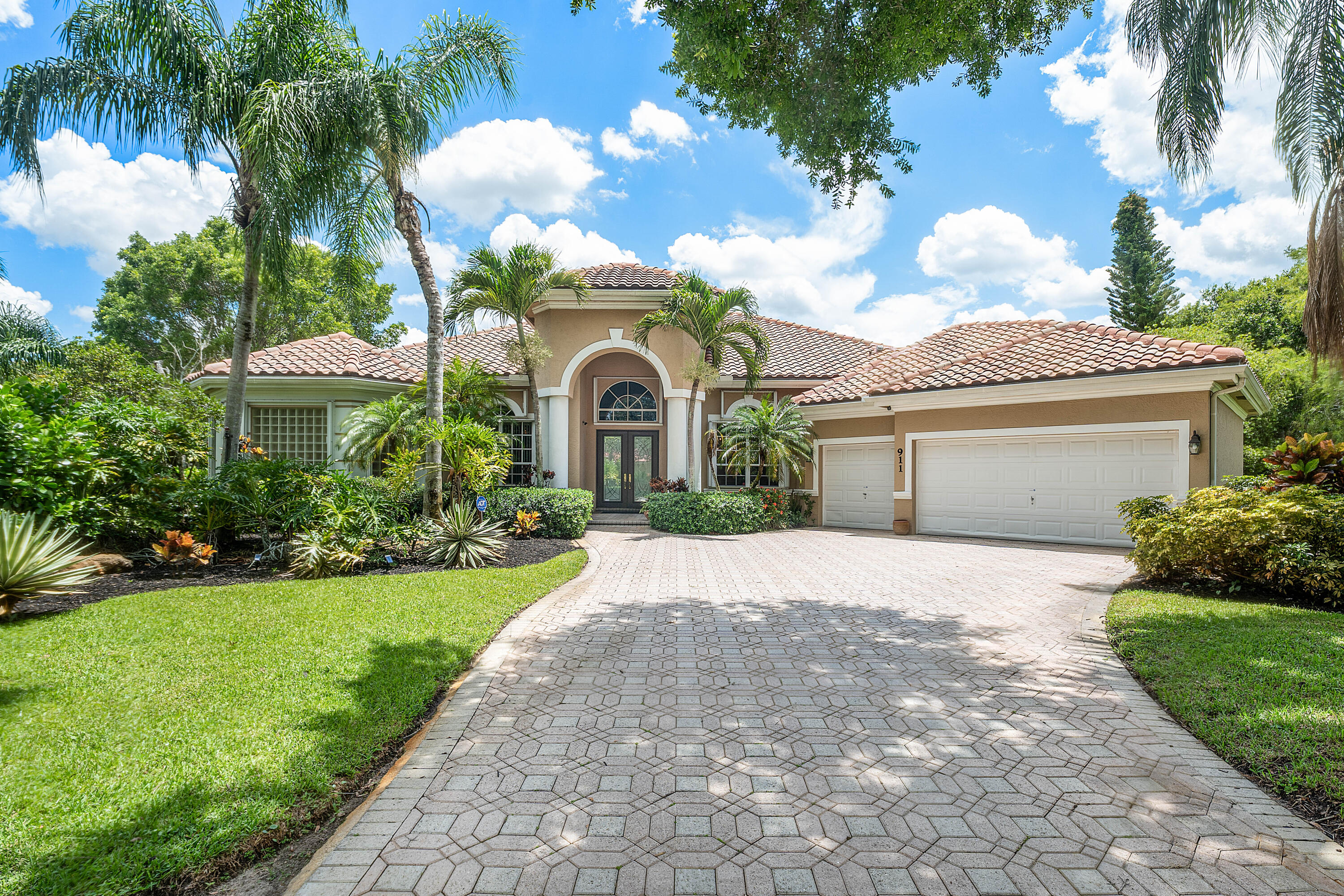 911 Forest Glen Lane — photo