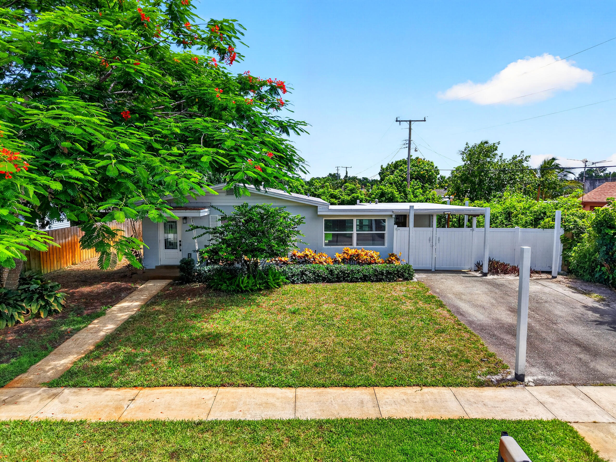 1446 W Perry Street — photo