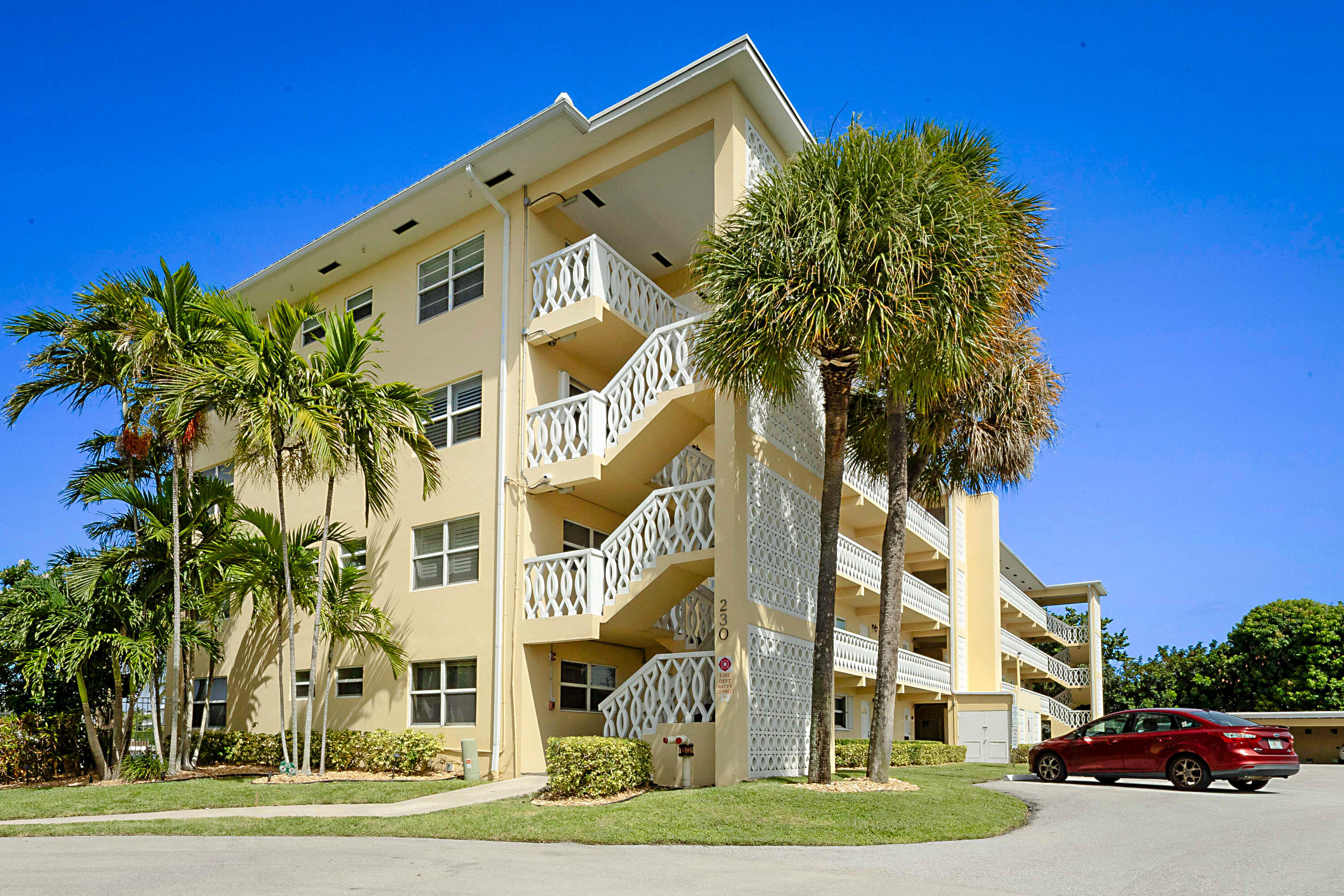 230 N Federal Hwy 305 — photo