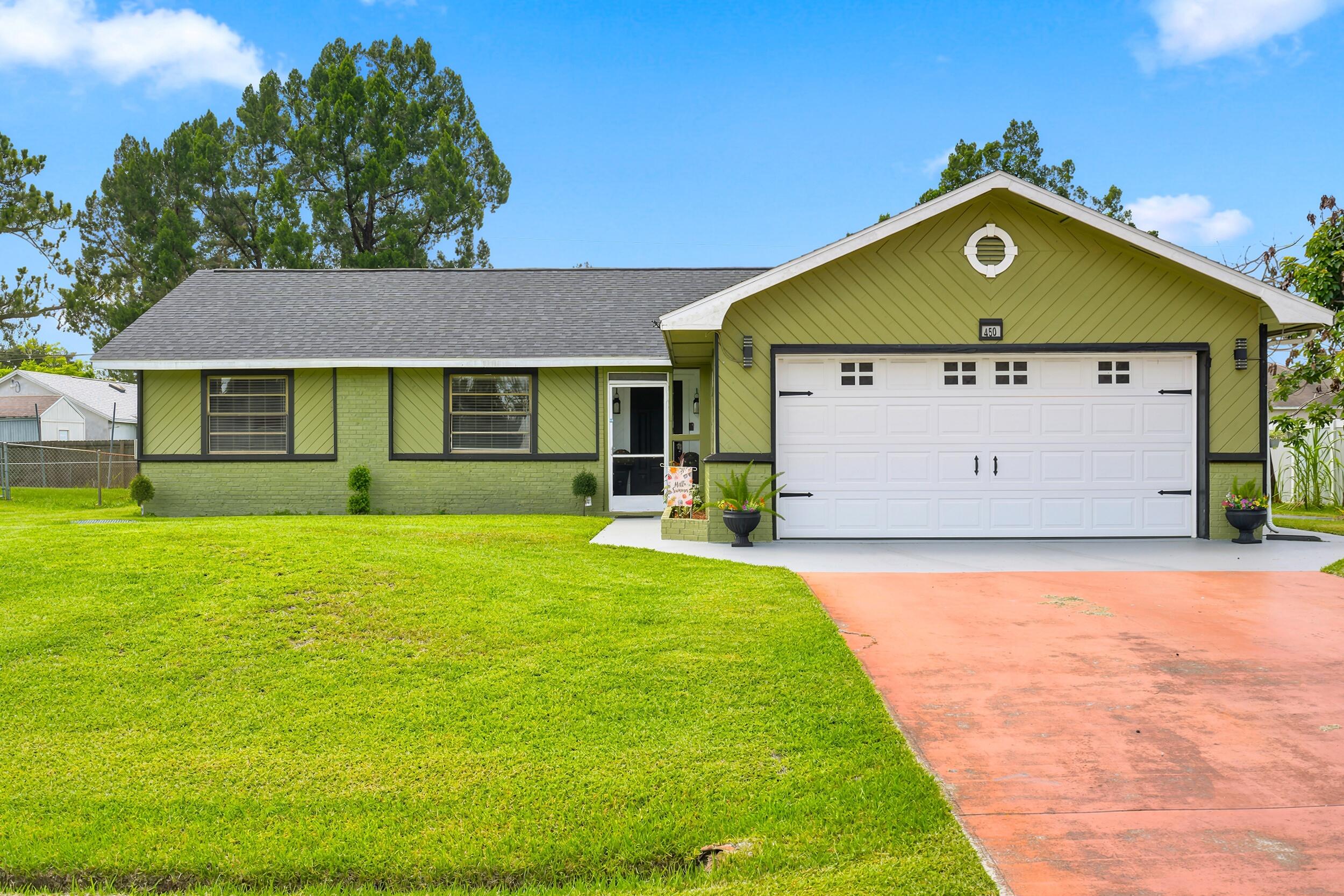 450 SE Thornhill Drive — photo