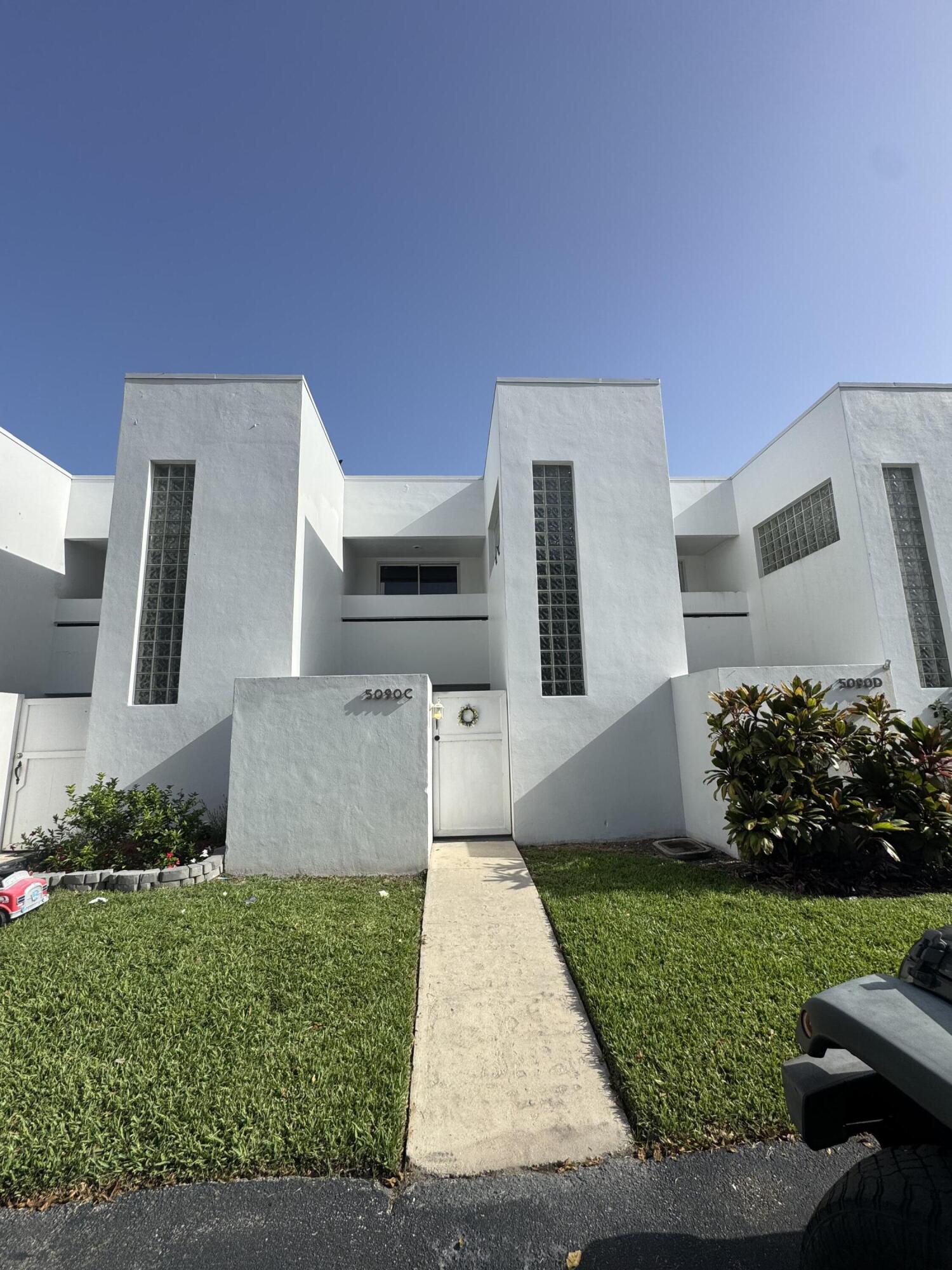 5090 Elmhurst Road C — photo