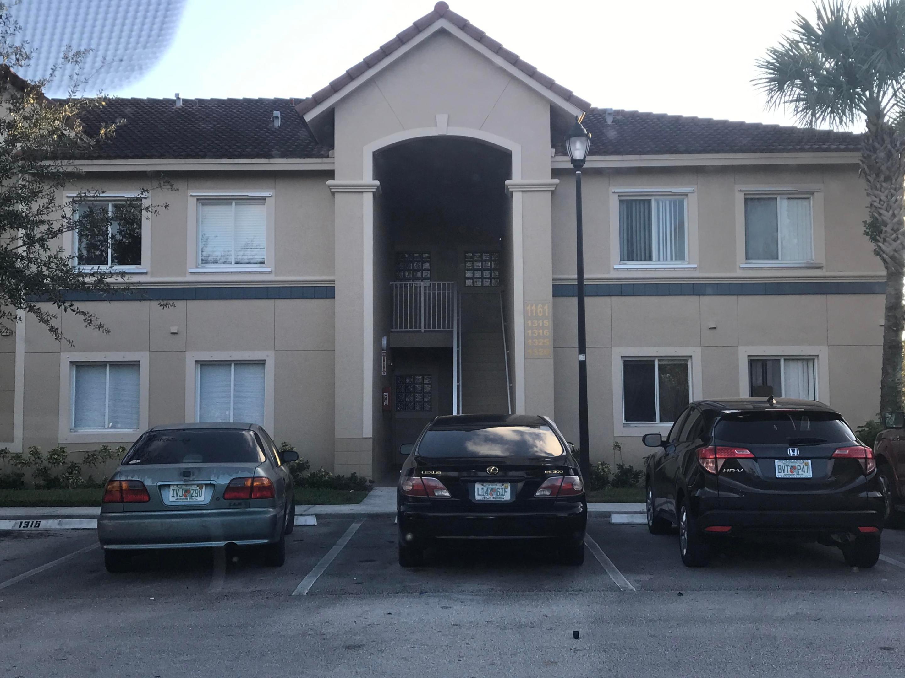 1095 Golden Lakes Boulevard — photo