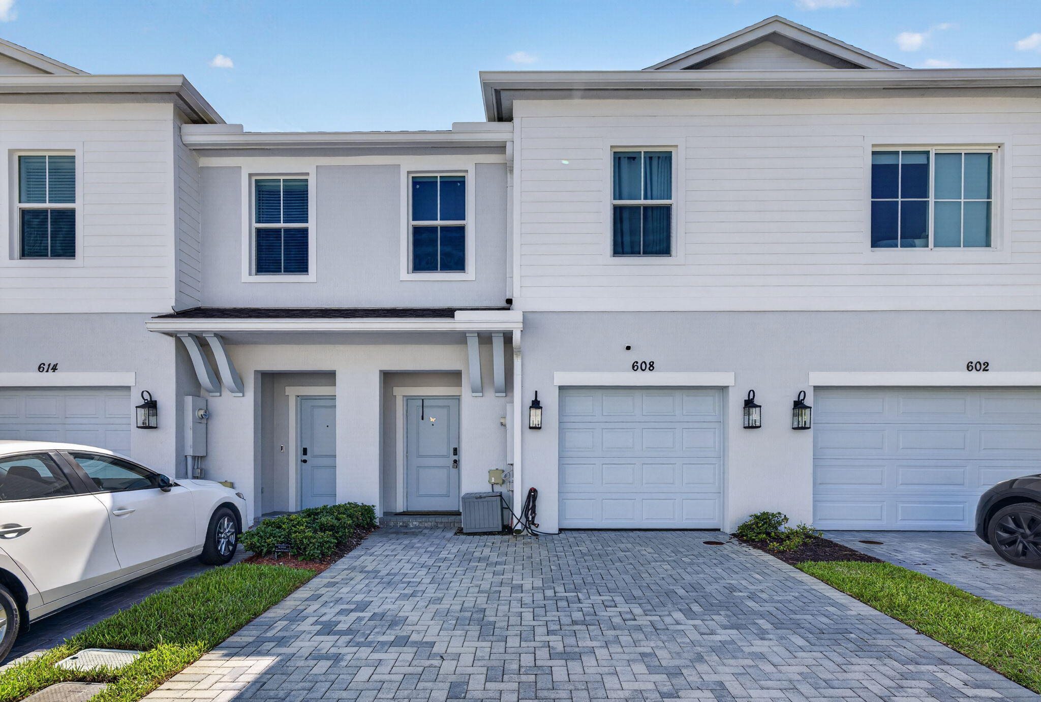 608 NE Waters Edge Lane — photo