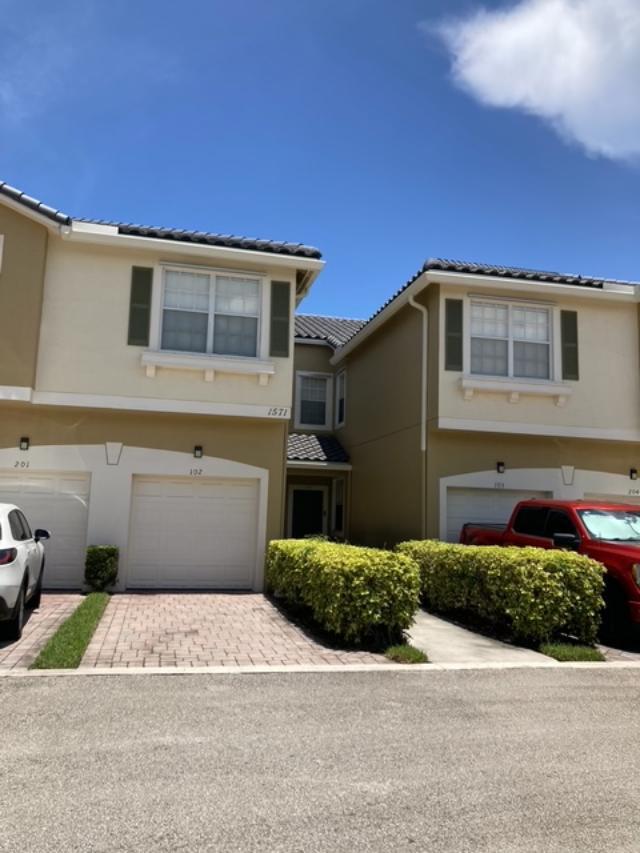 1571 SE Hampshire Way 102 — photo
