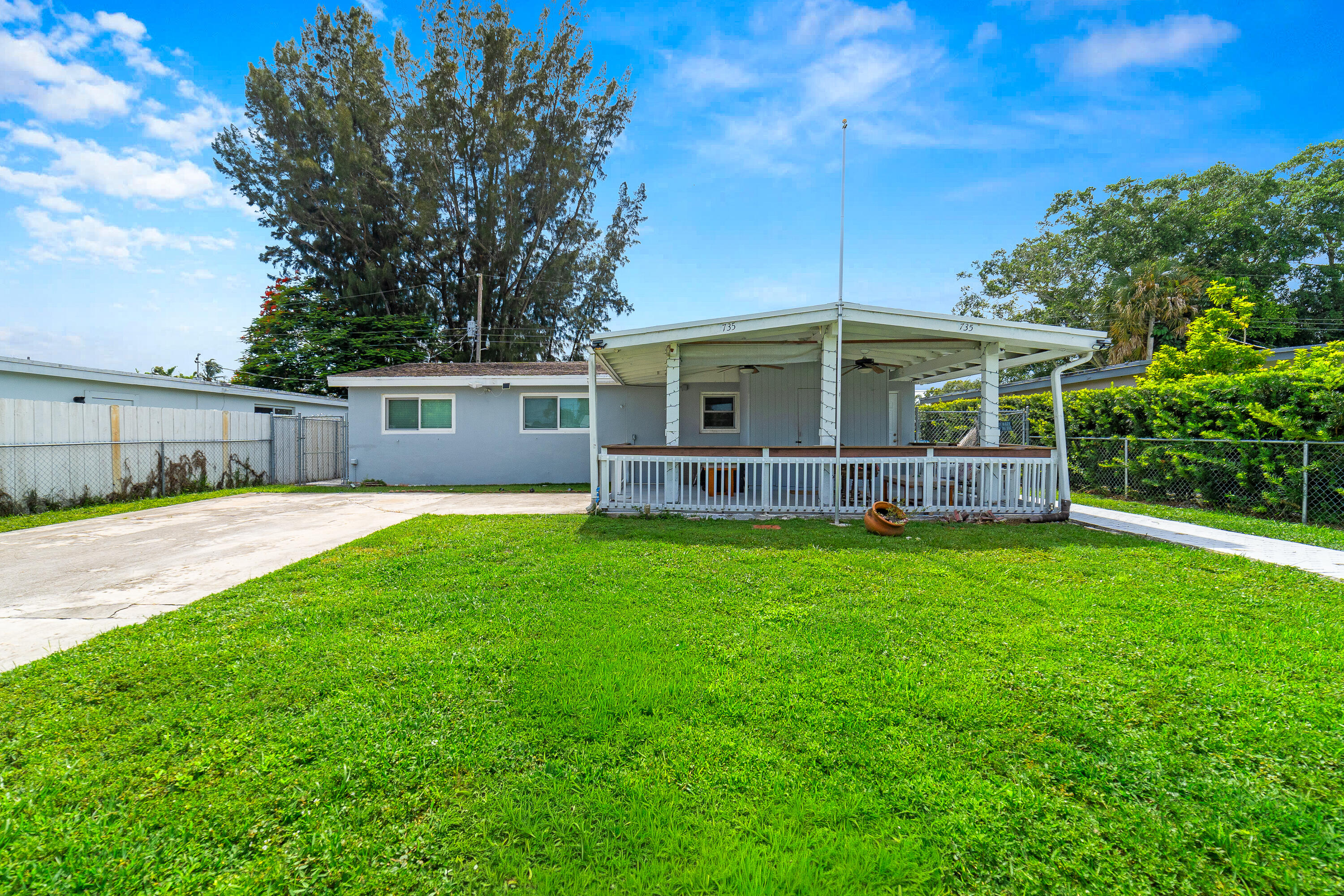 735 Hibiscus Drive — photo