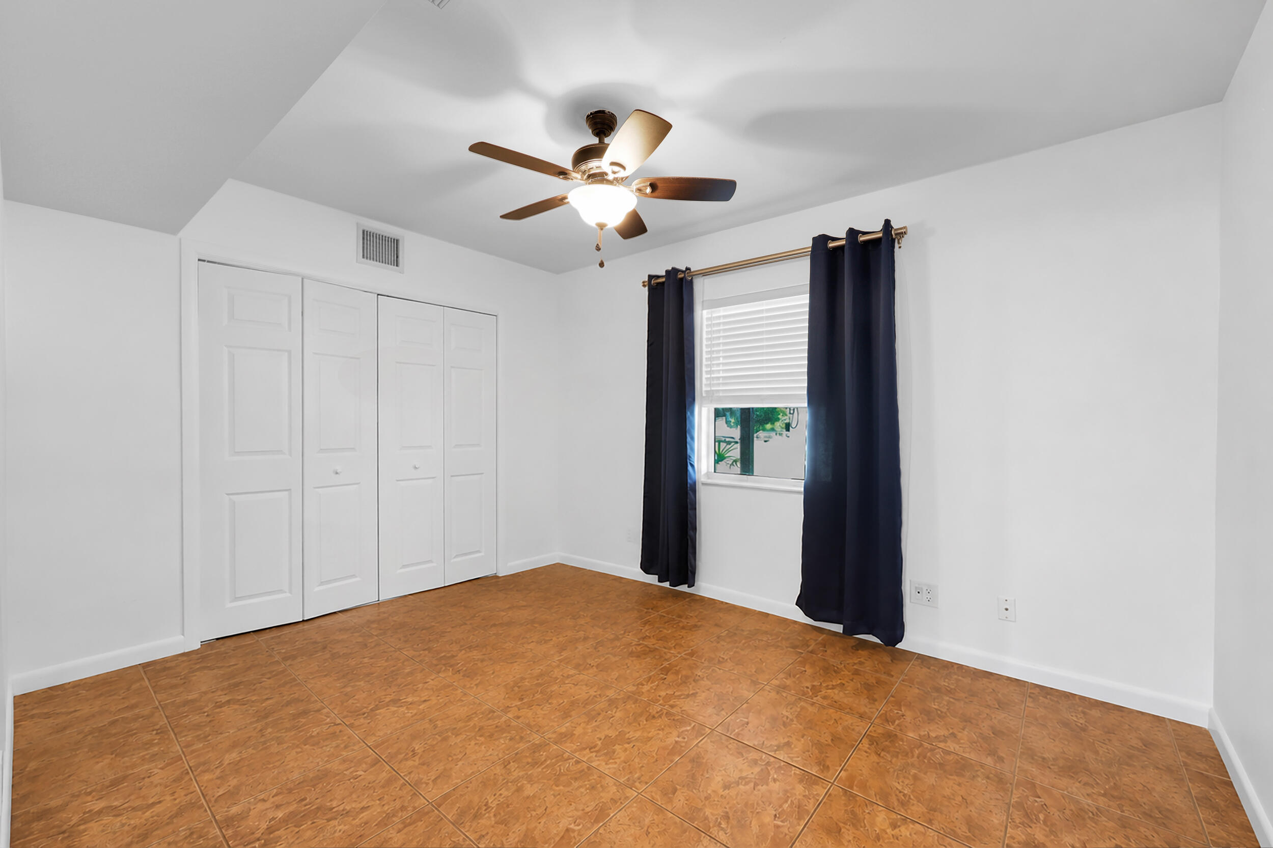 8609 S Indian River Drive — photo